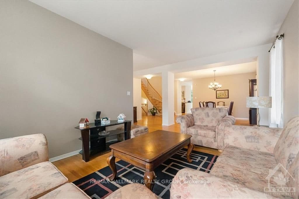 2121 BLUE WILLOW Crescent photo 5