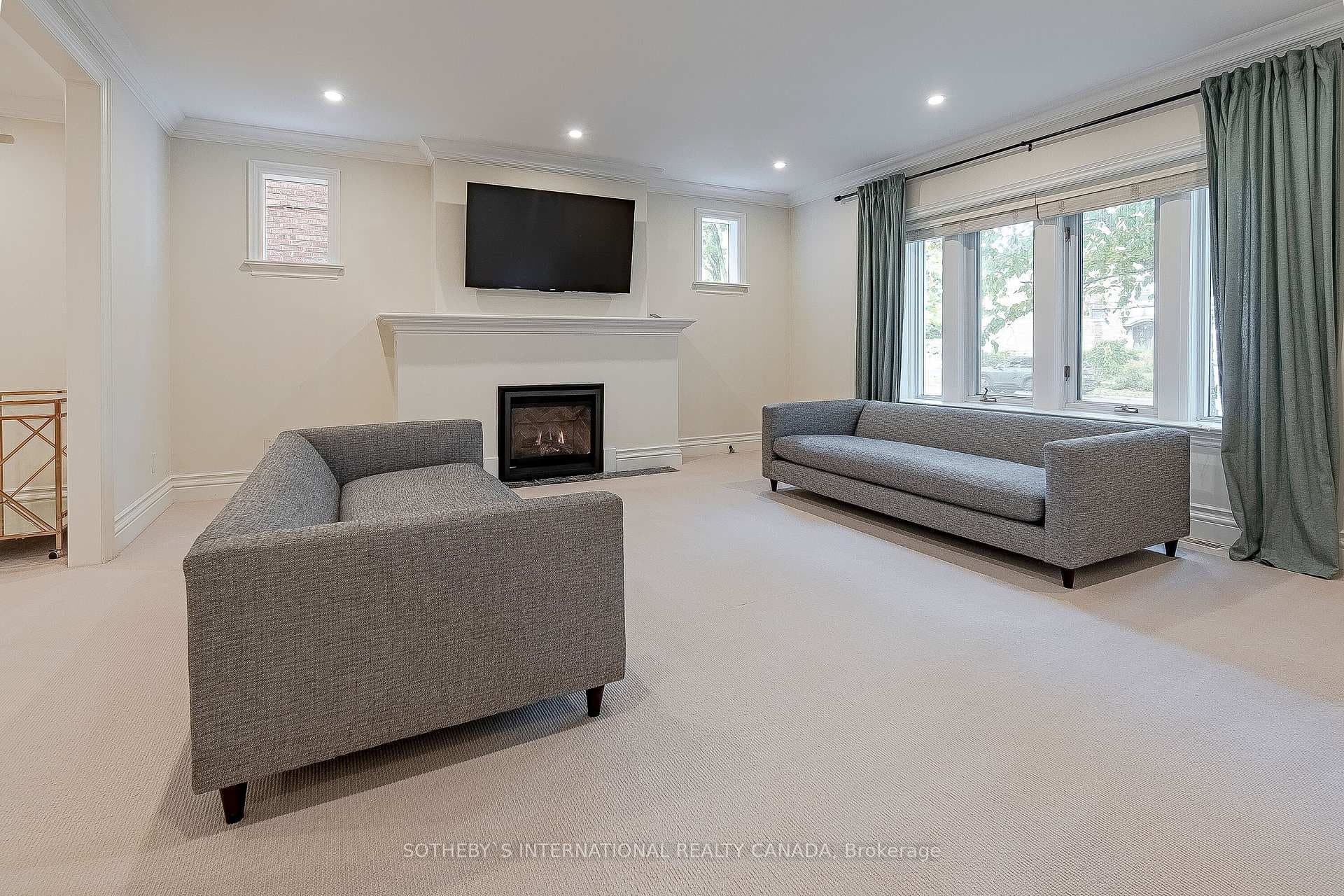 119 Chaplin Crescent Unit Main photo 5