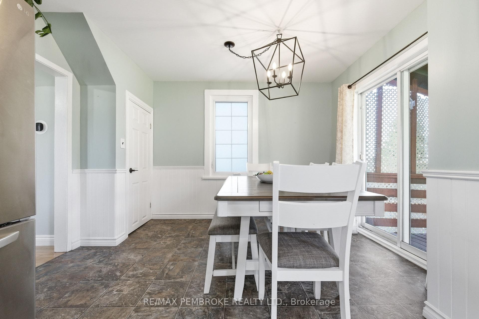 566 Perth Street photo 28