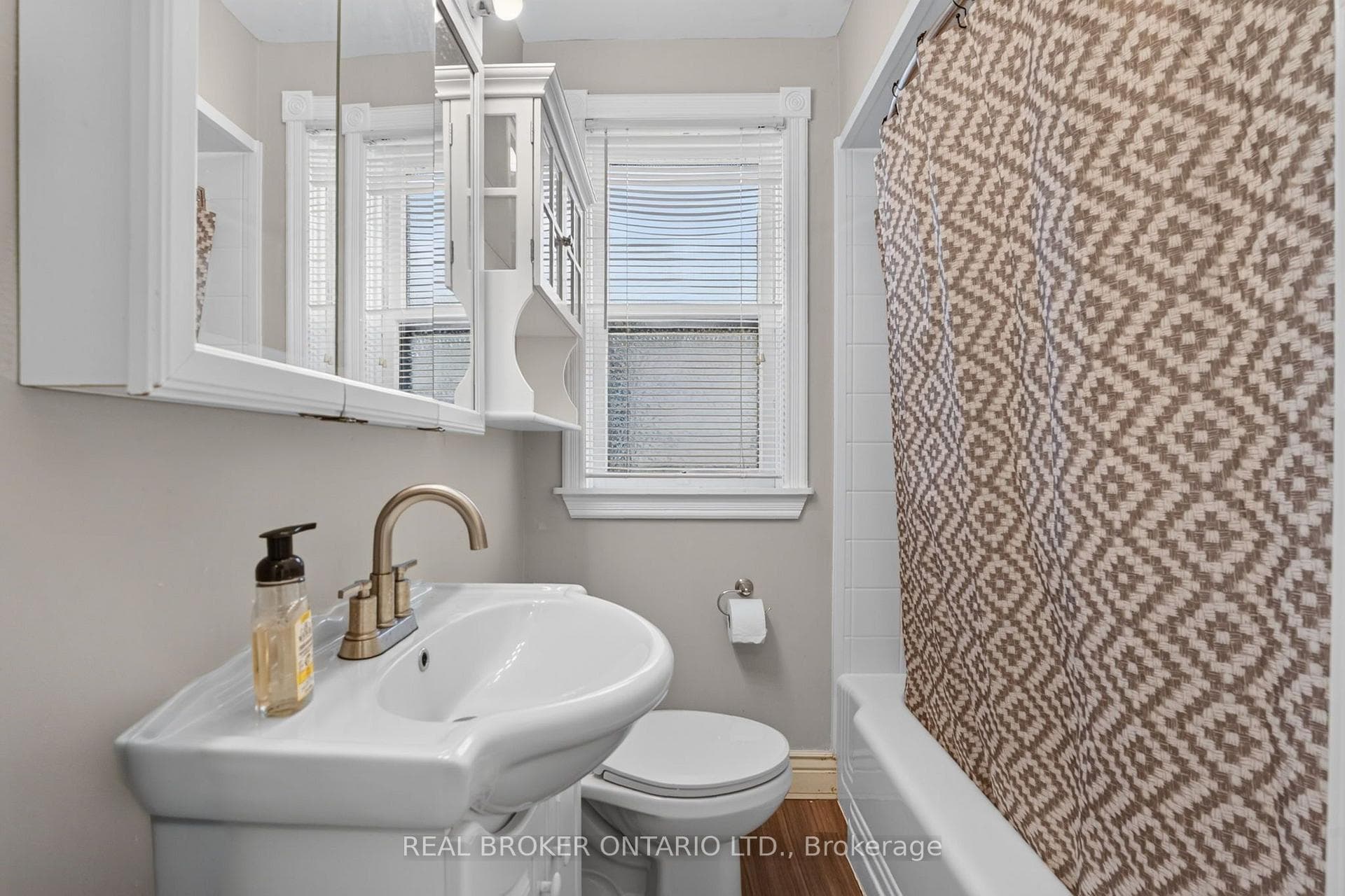 72 Houghton Avenue photo 23