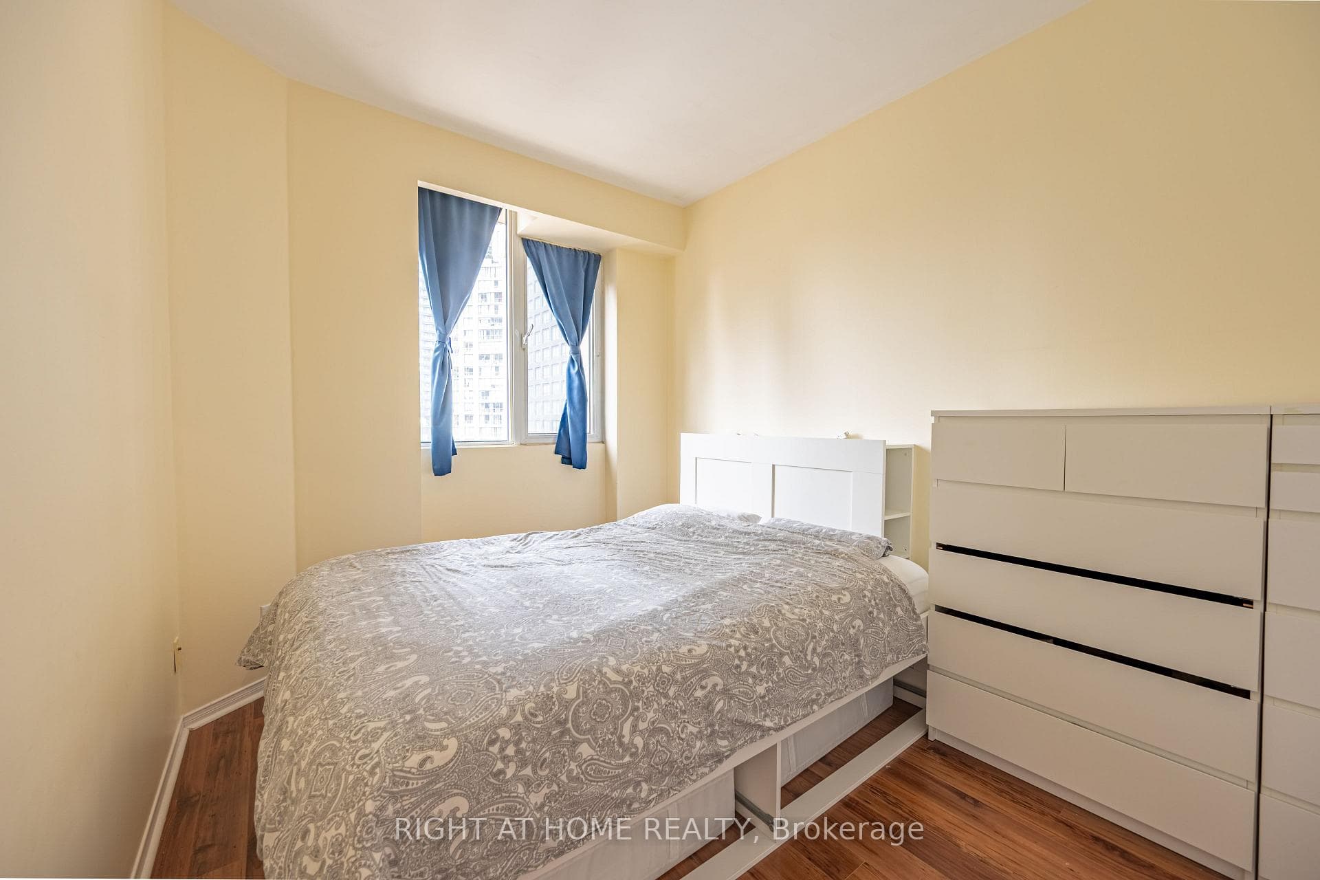 555 Yonge Street Unit 802 photo 6
