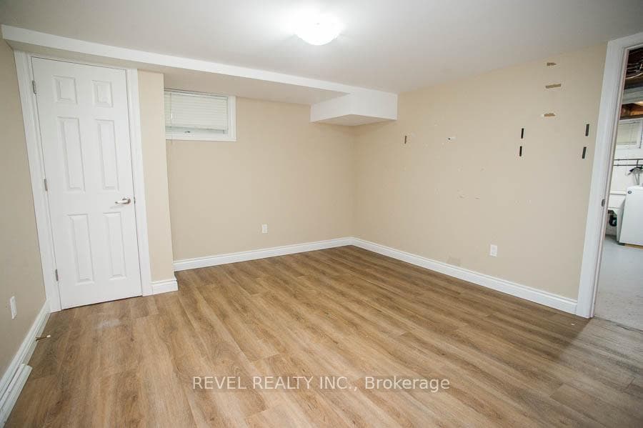 327 Erie Avenue photo 24