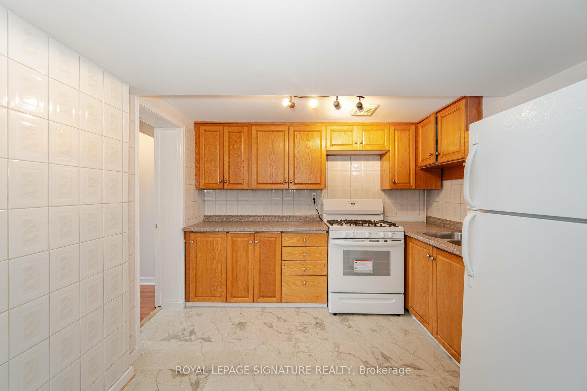1586 Coram Crescent photo 23