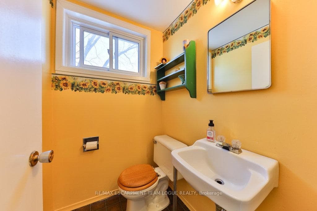 1292 Elgin Crescent photo 18