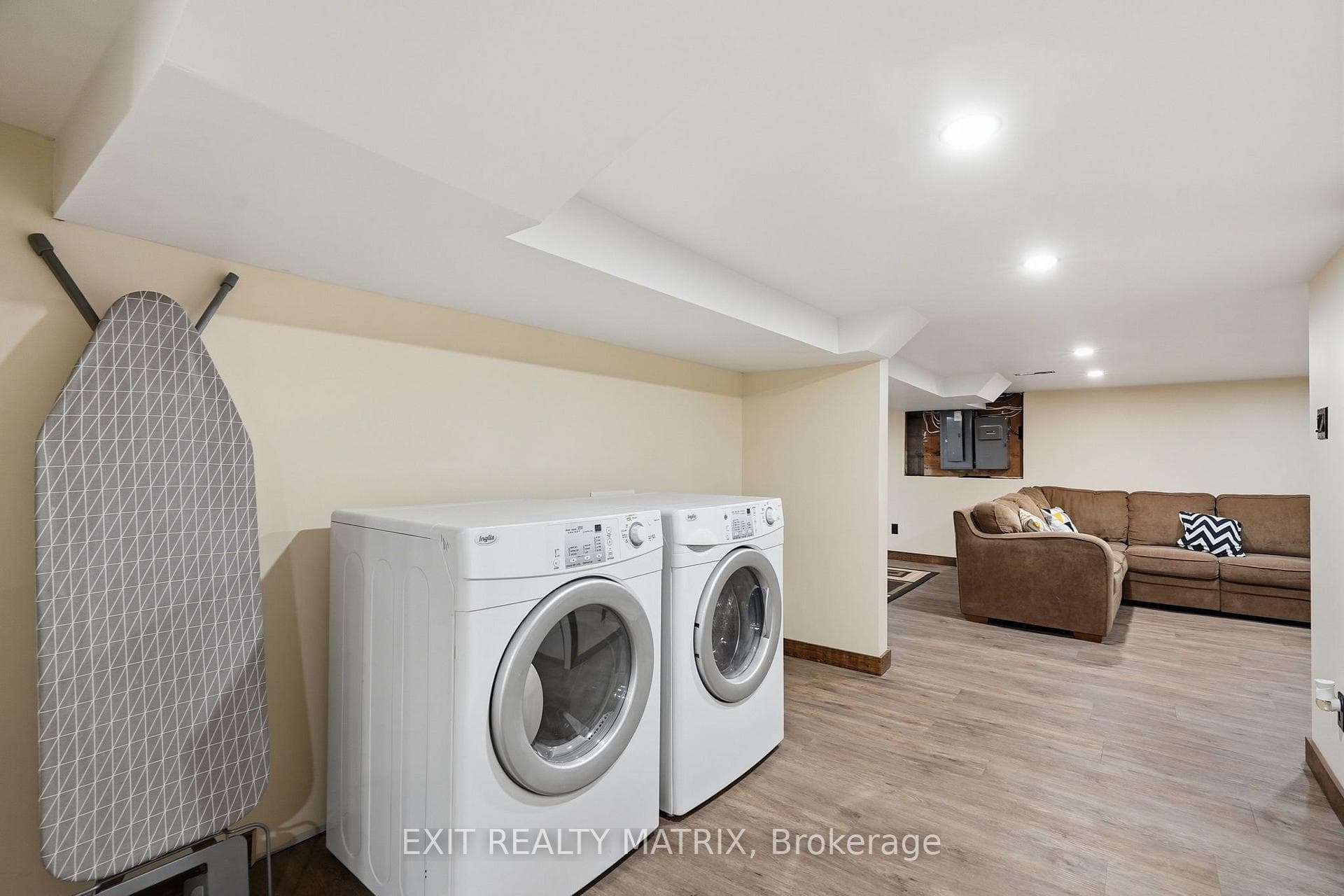 693 Cartier Street photo 23