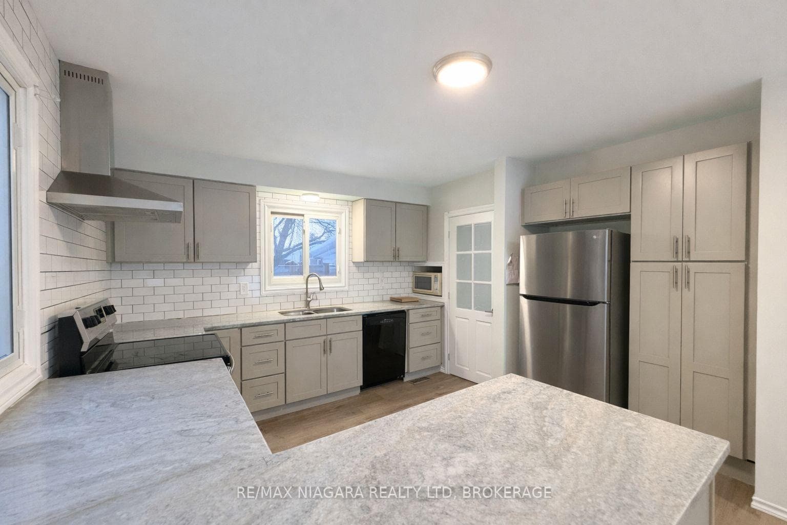 128 Toulon Crescent photo 7