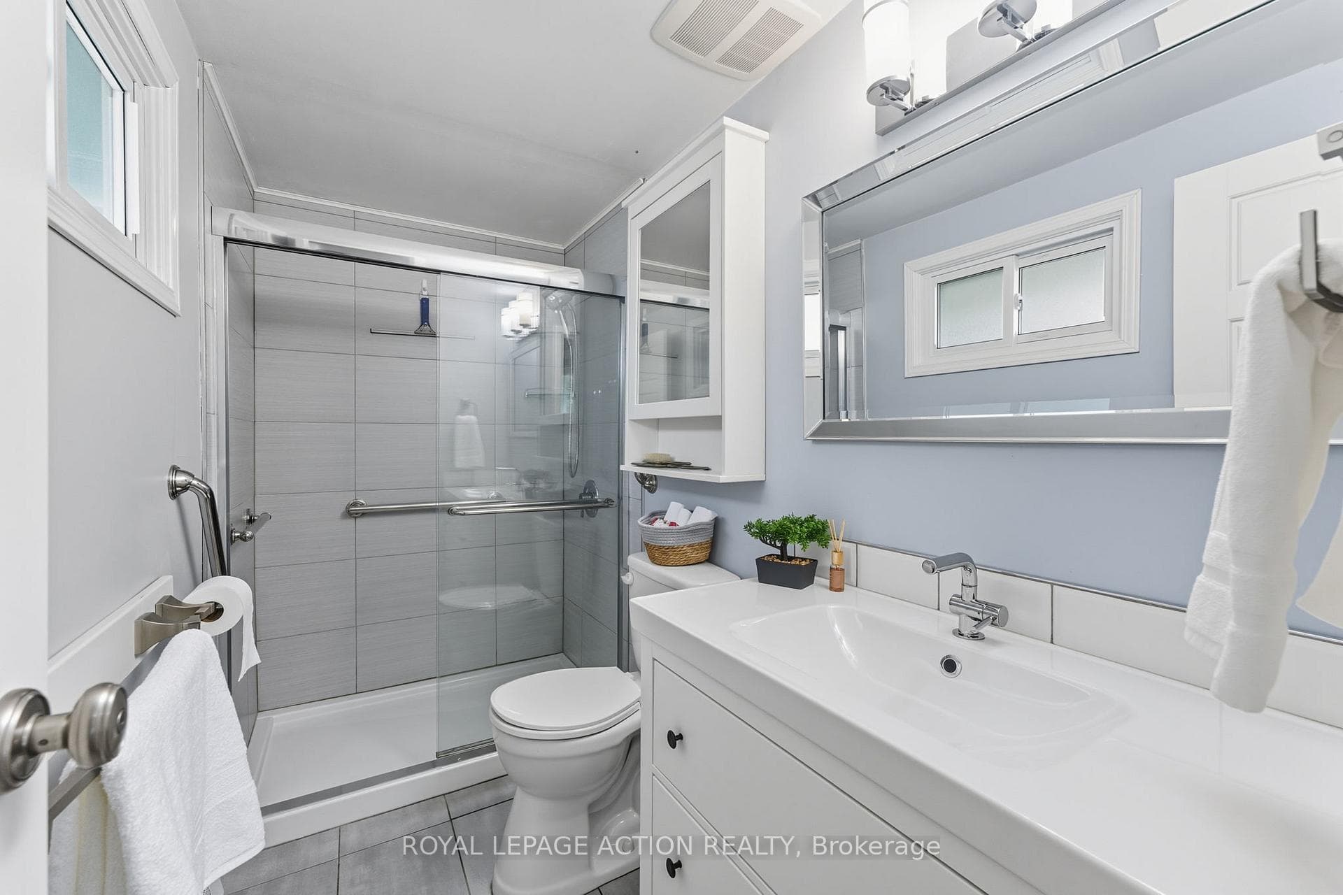 14 Jackson Heights photo 15