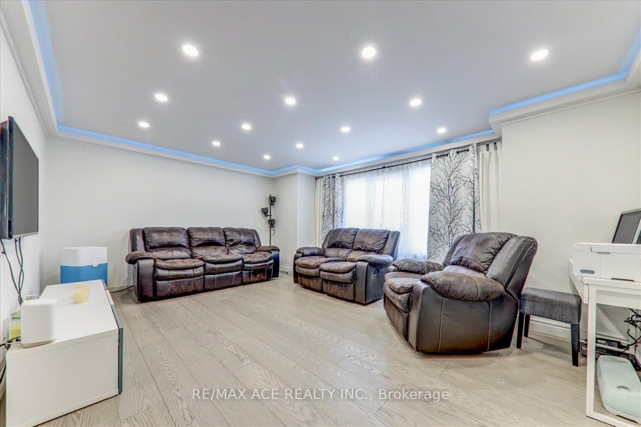 284 Sophia Crescent photo 16