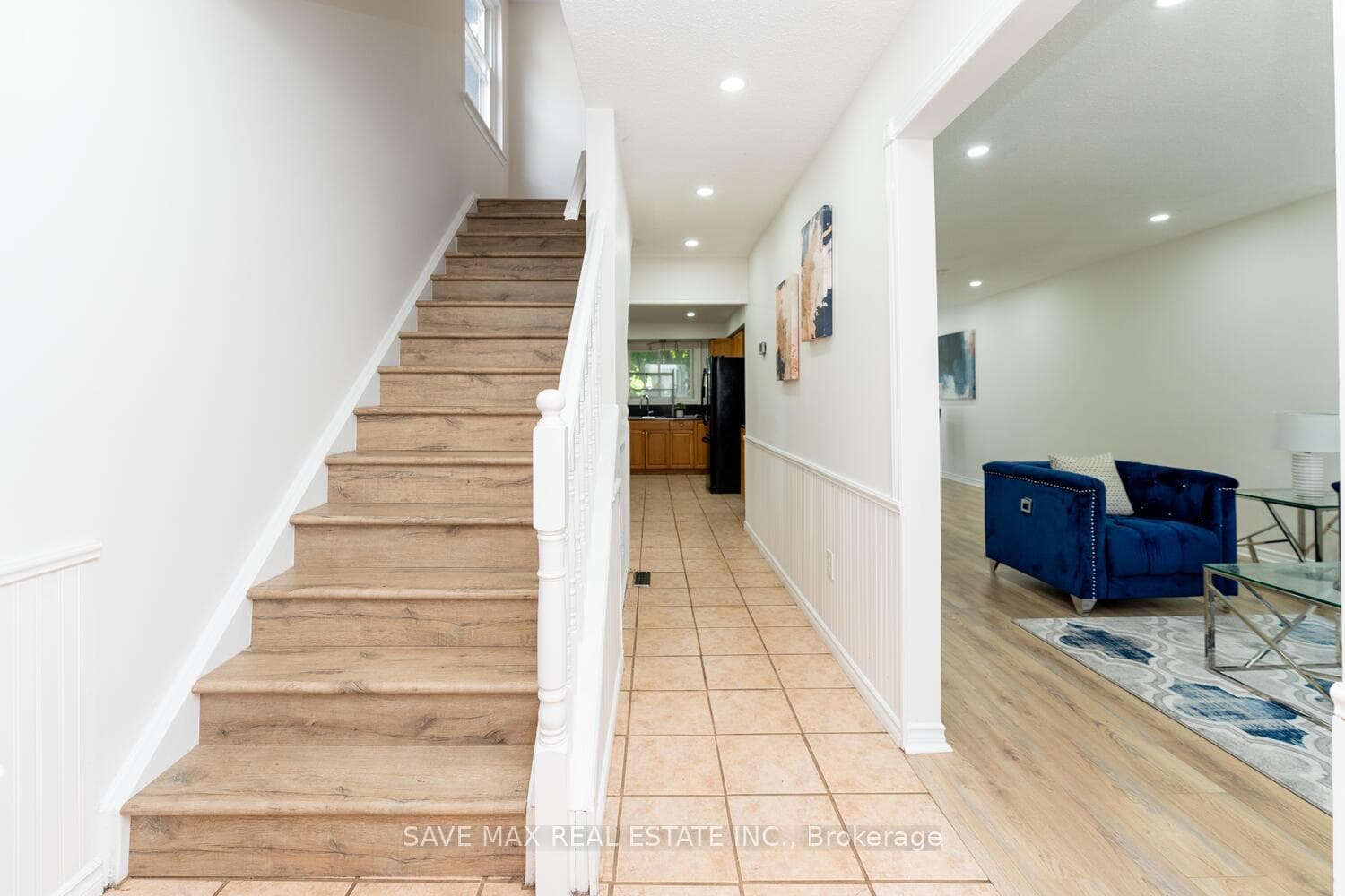 537 Lancelot Crescent photo 6