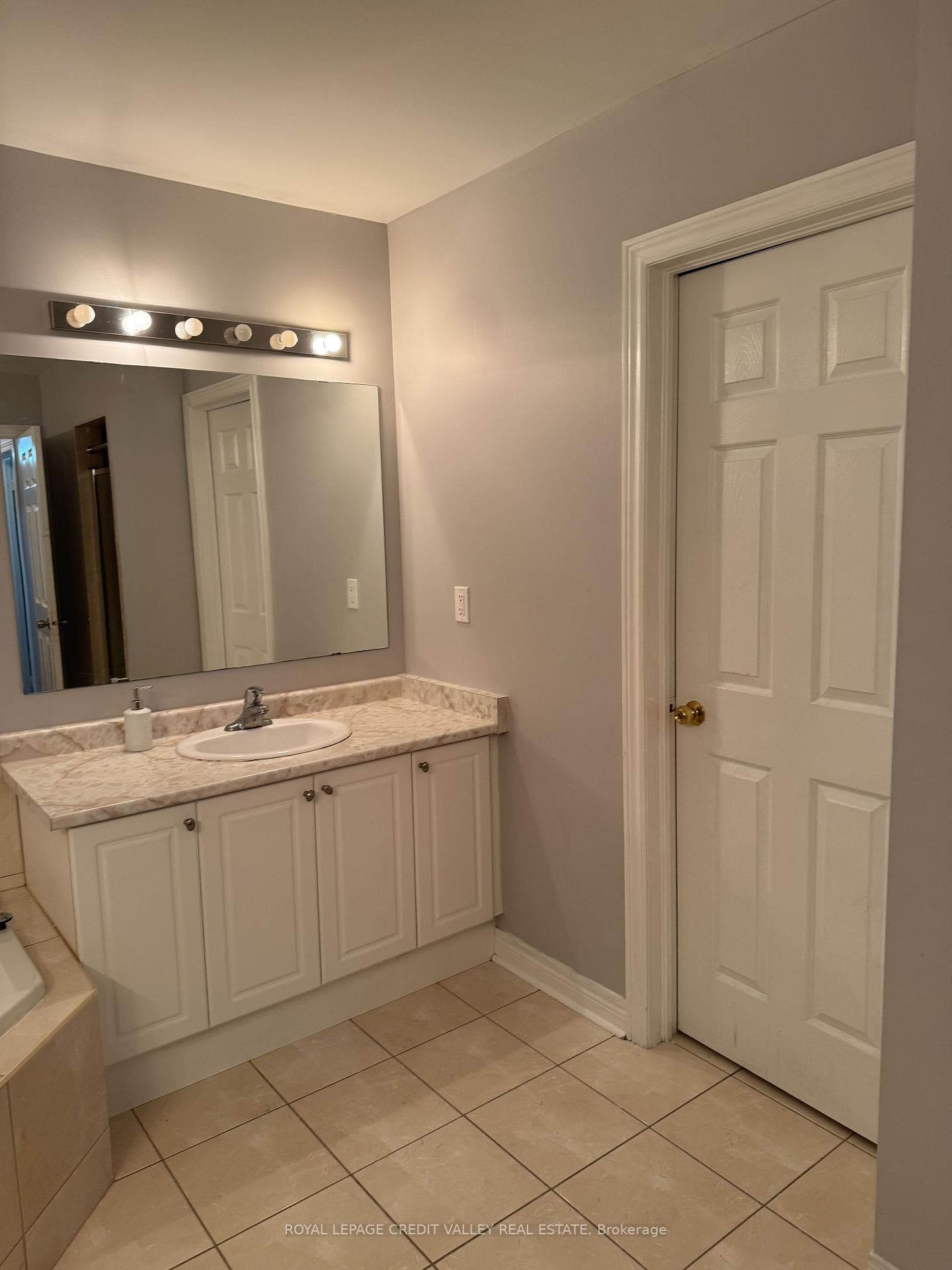 10 Devondale Avenue Unit Upper photo 13