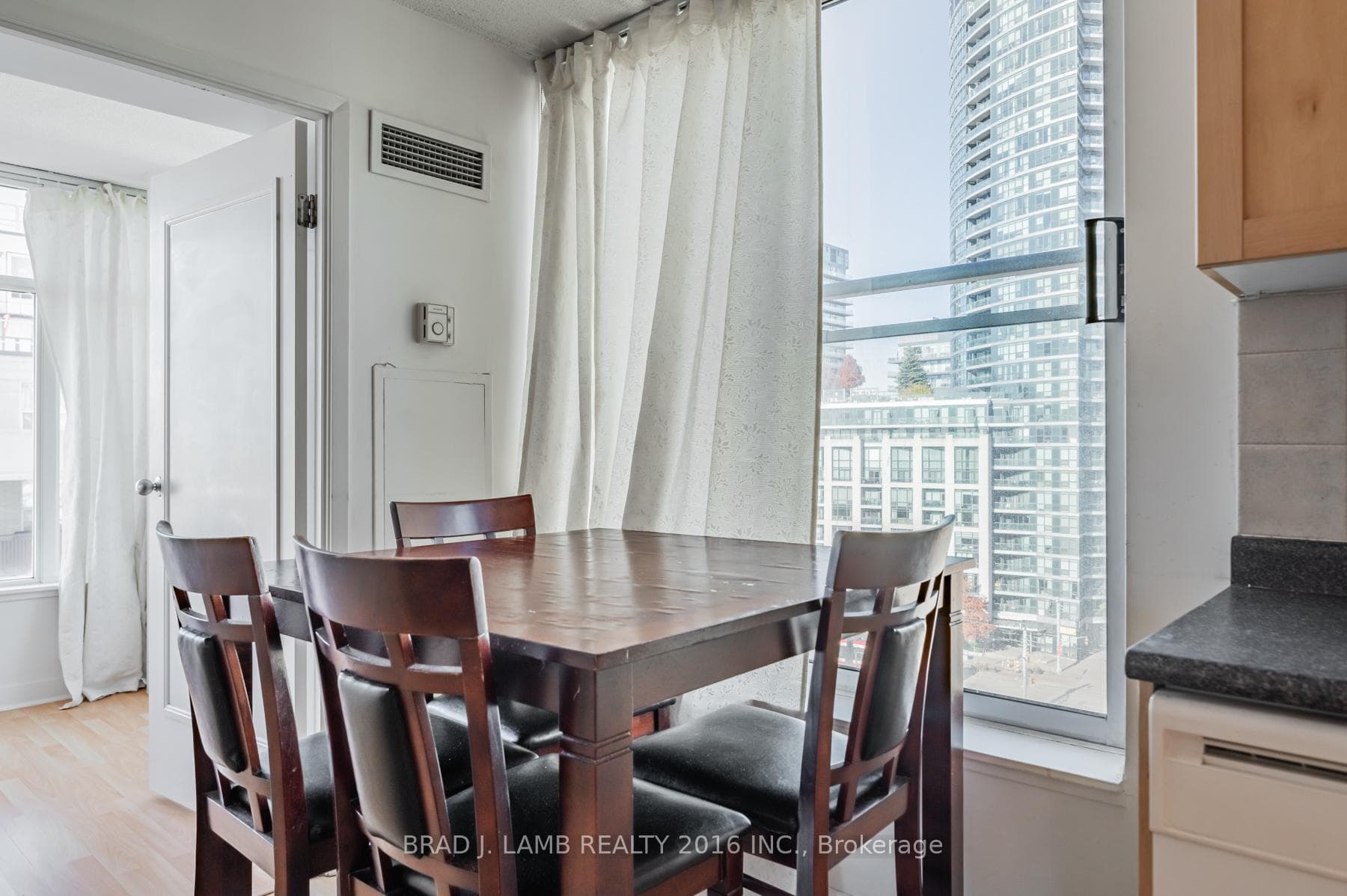 650 Queens Quay Unit 1122 photo 10