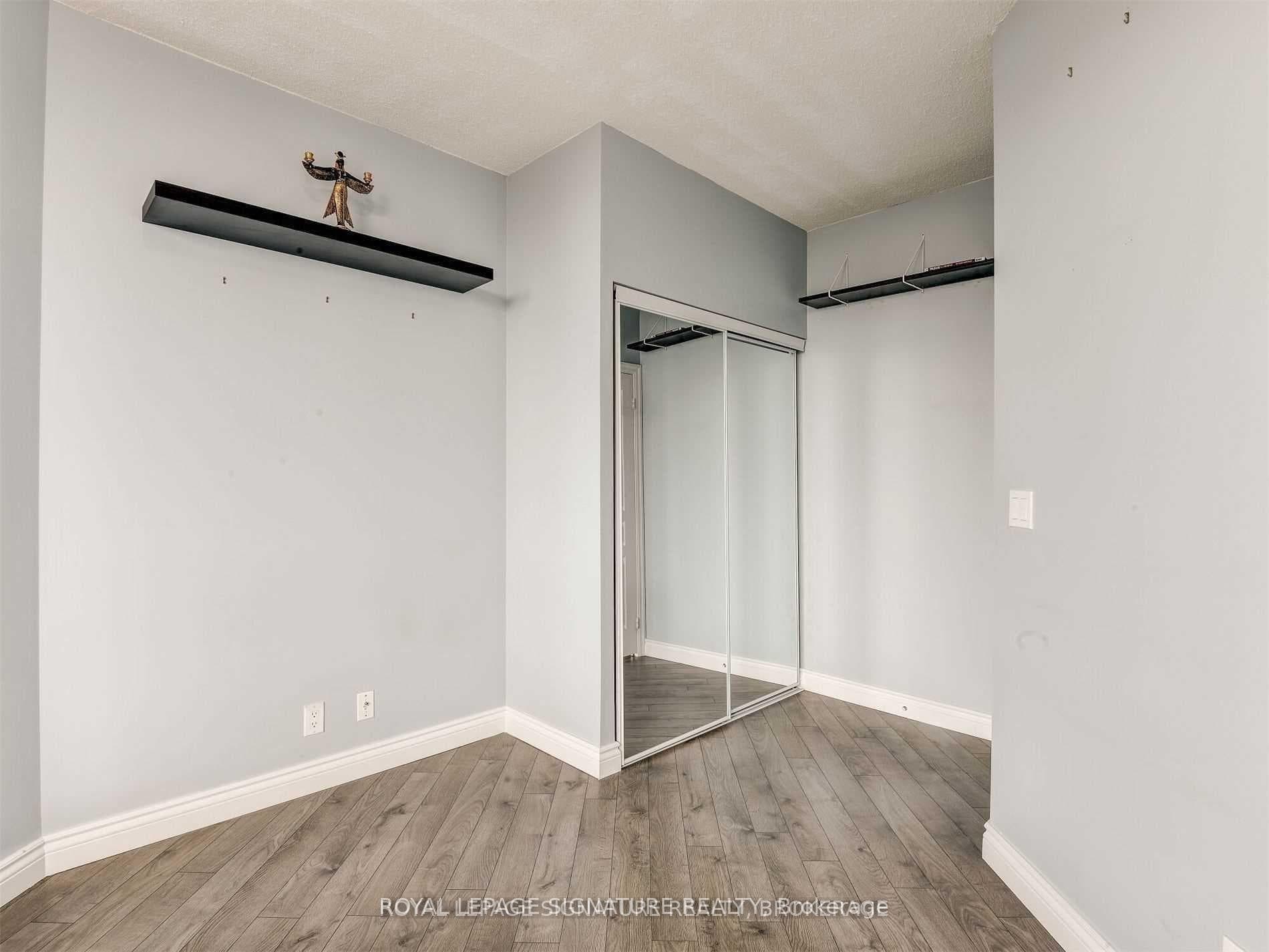 220 Burnhamthorpe Road Unit 1002 photo 16