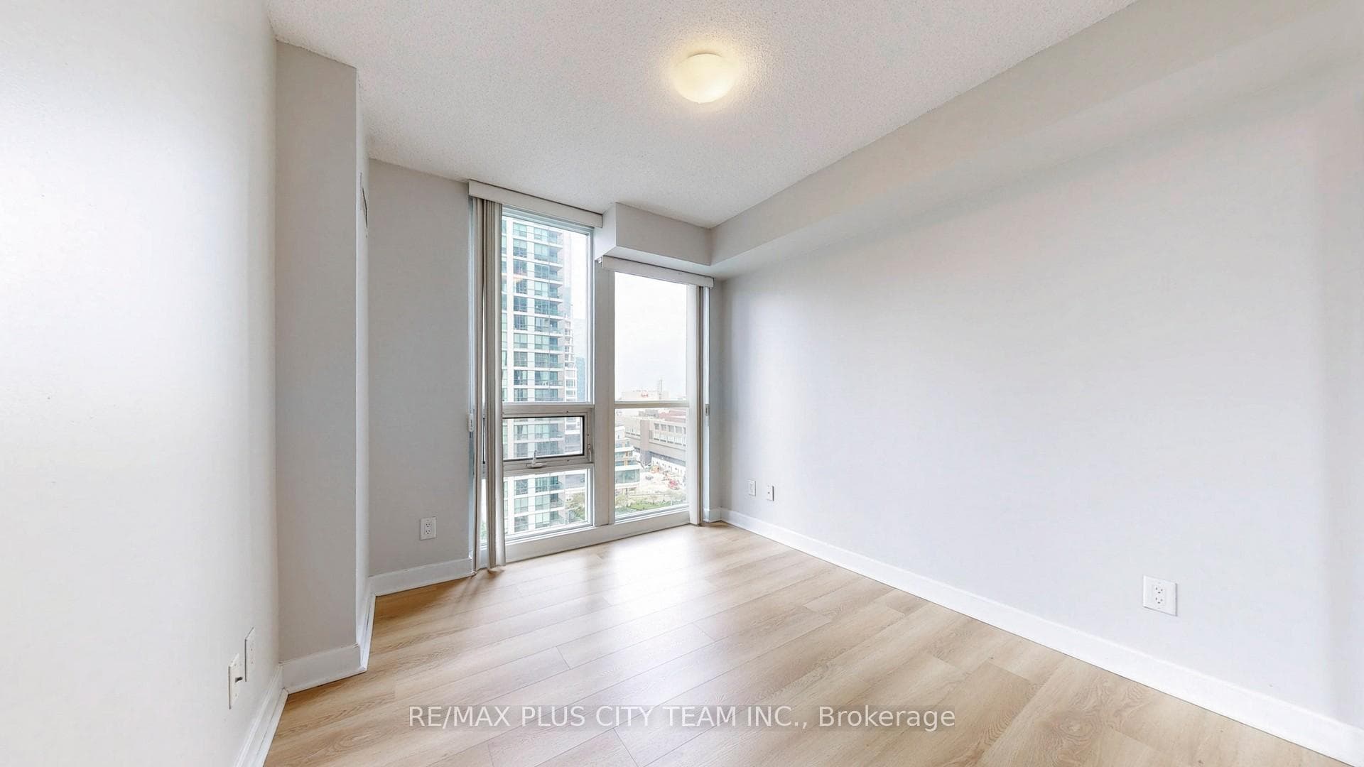 18 Harbour Street Unit 1305 photo 19