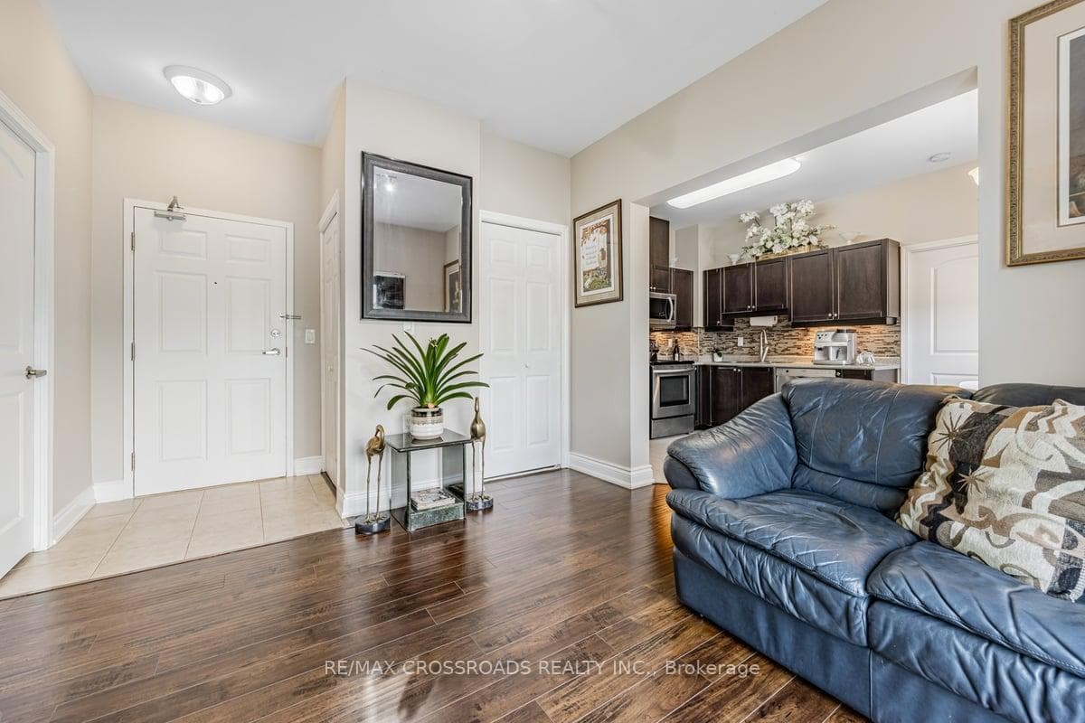 15450 Yonge Street Unit 104 photo 3