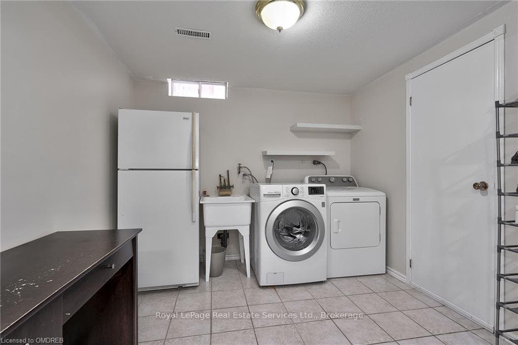 131 COVE Crescent photo 31