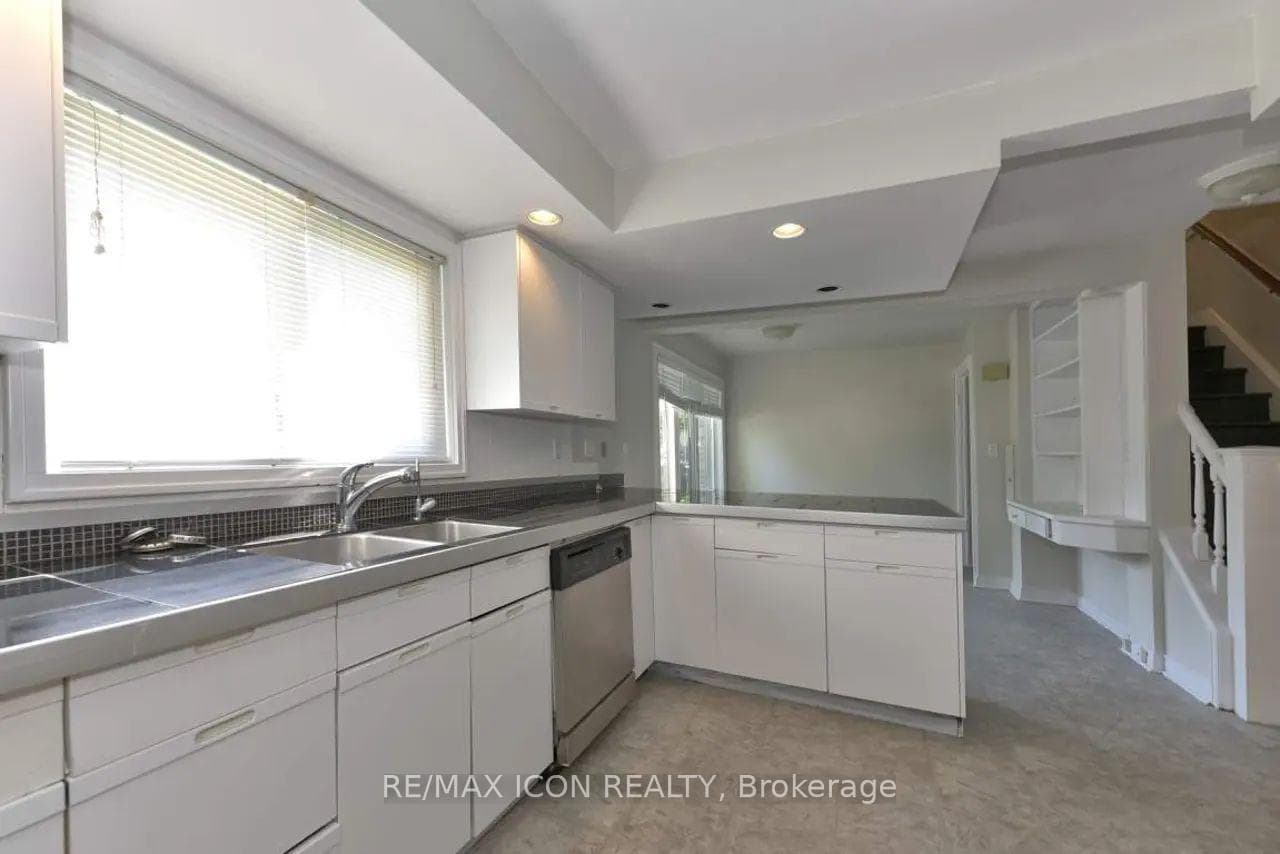 525 Grosvenor Street photo 18