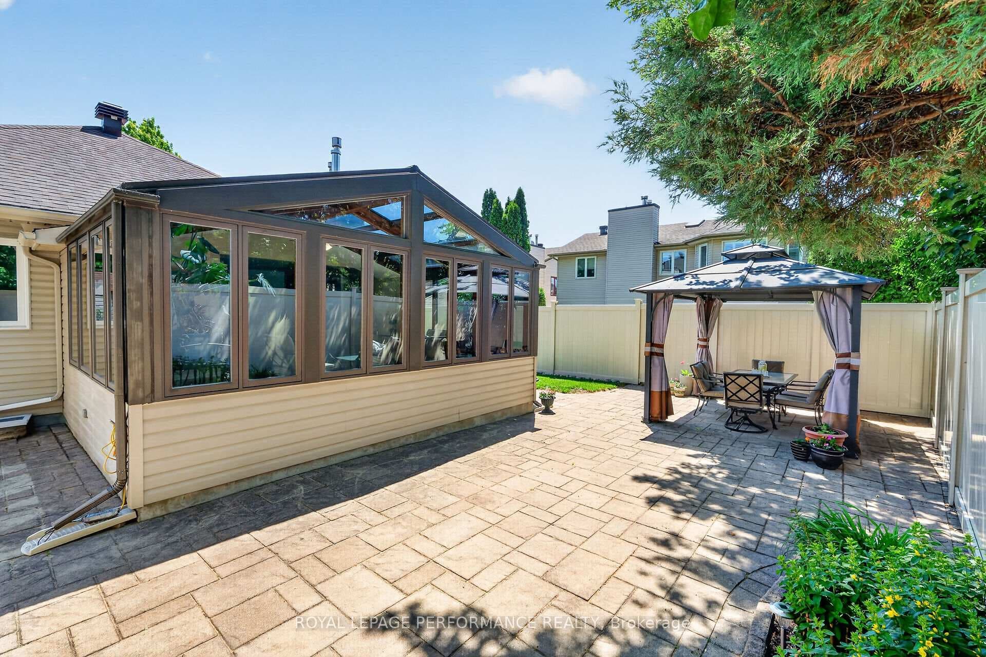 Charming Gazebo, perfect for summer barbecues!