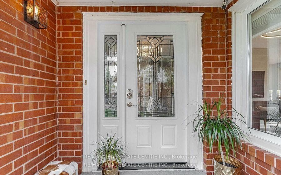 2046 Glenada Crescent photo 4
