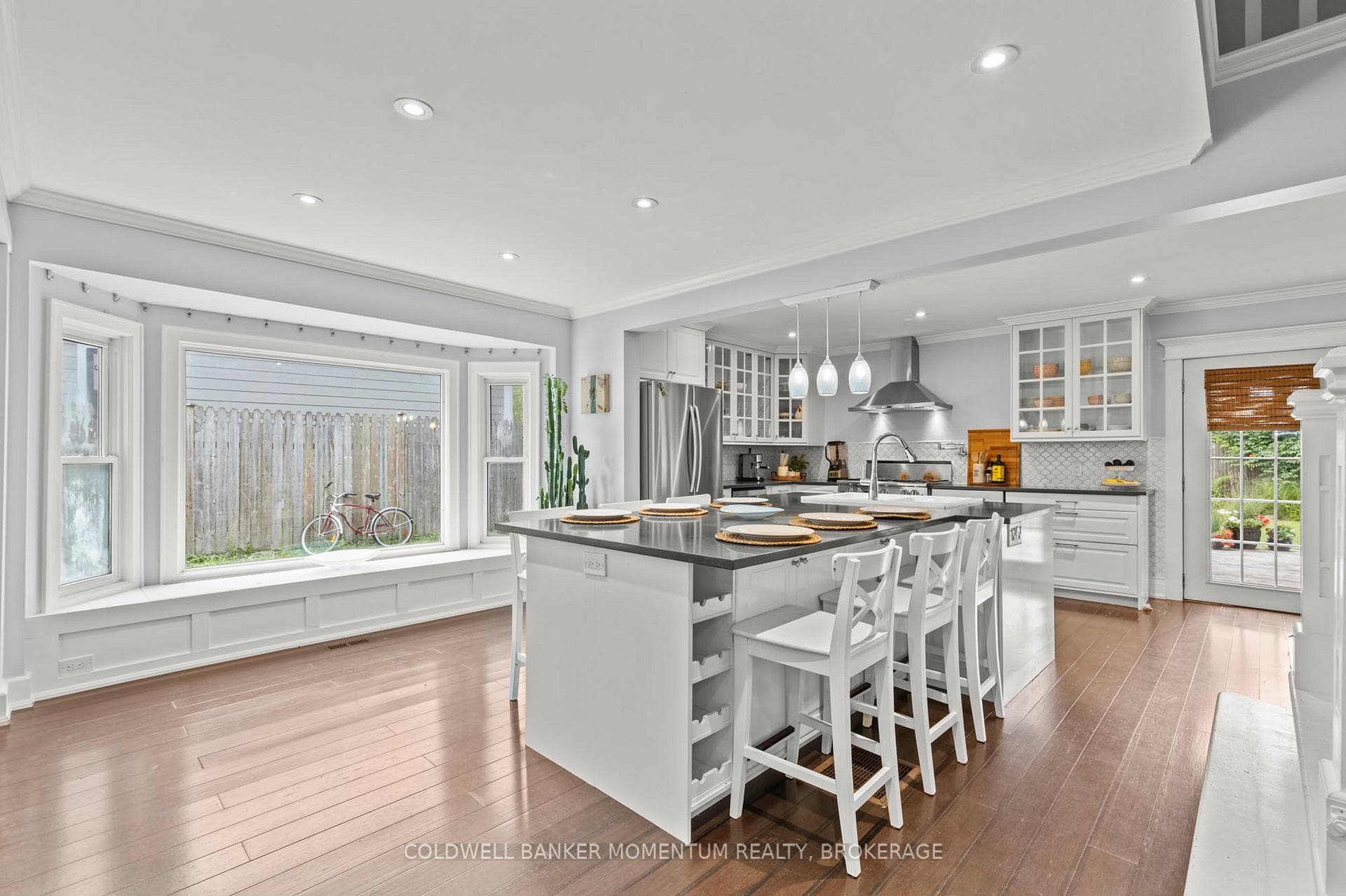 Huge island, bay window with storage bench