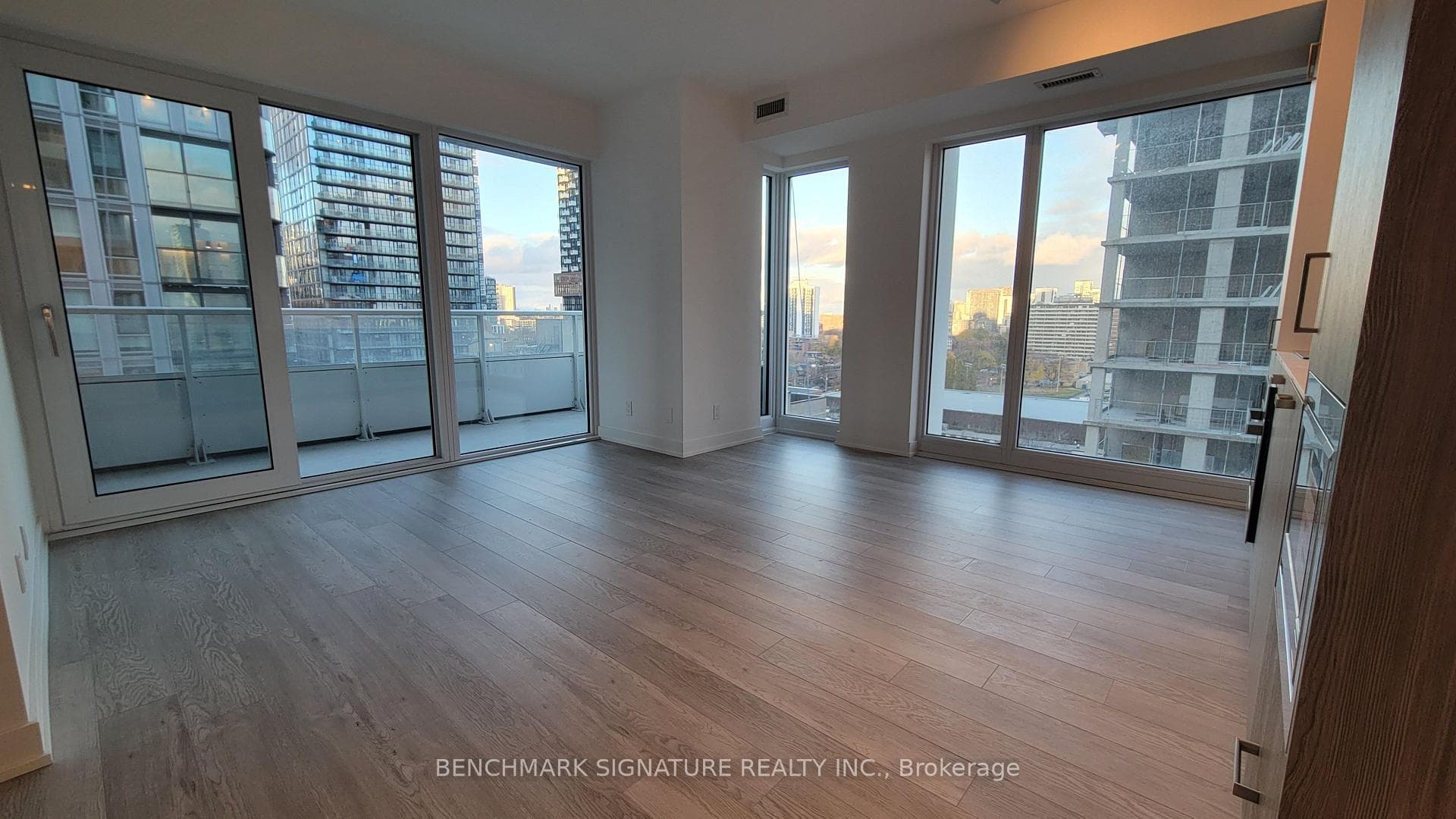 88 Queen Street Unit 1002 photo 2