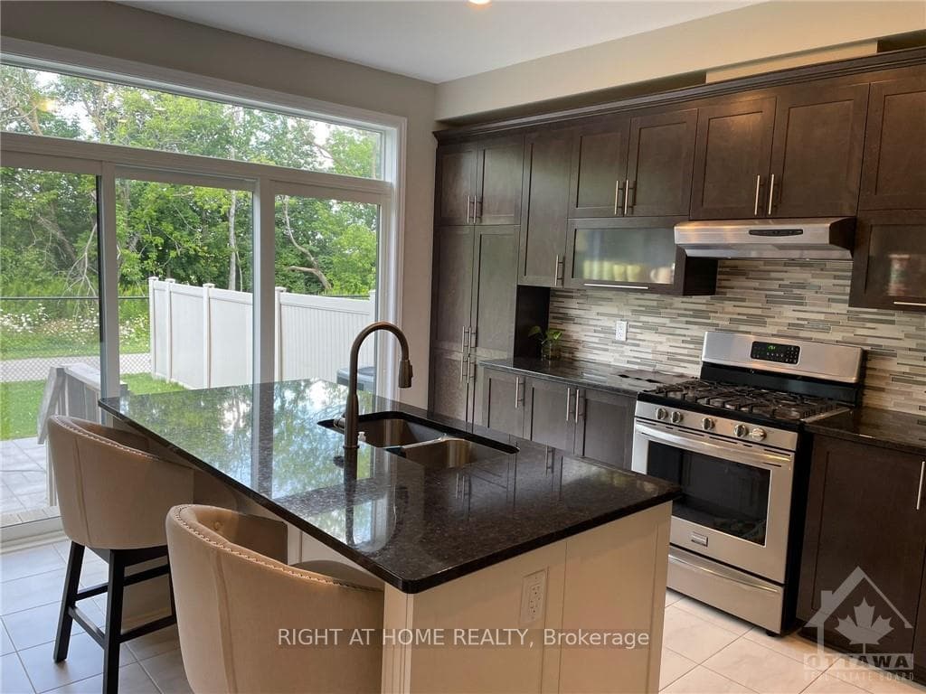 232 SADDLEBACK Crescent photo 9