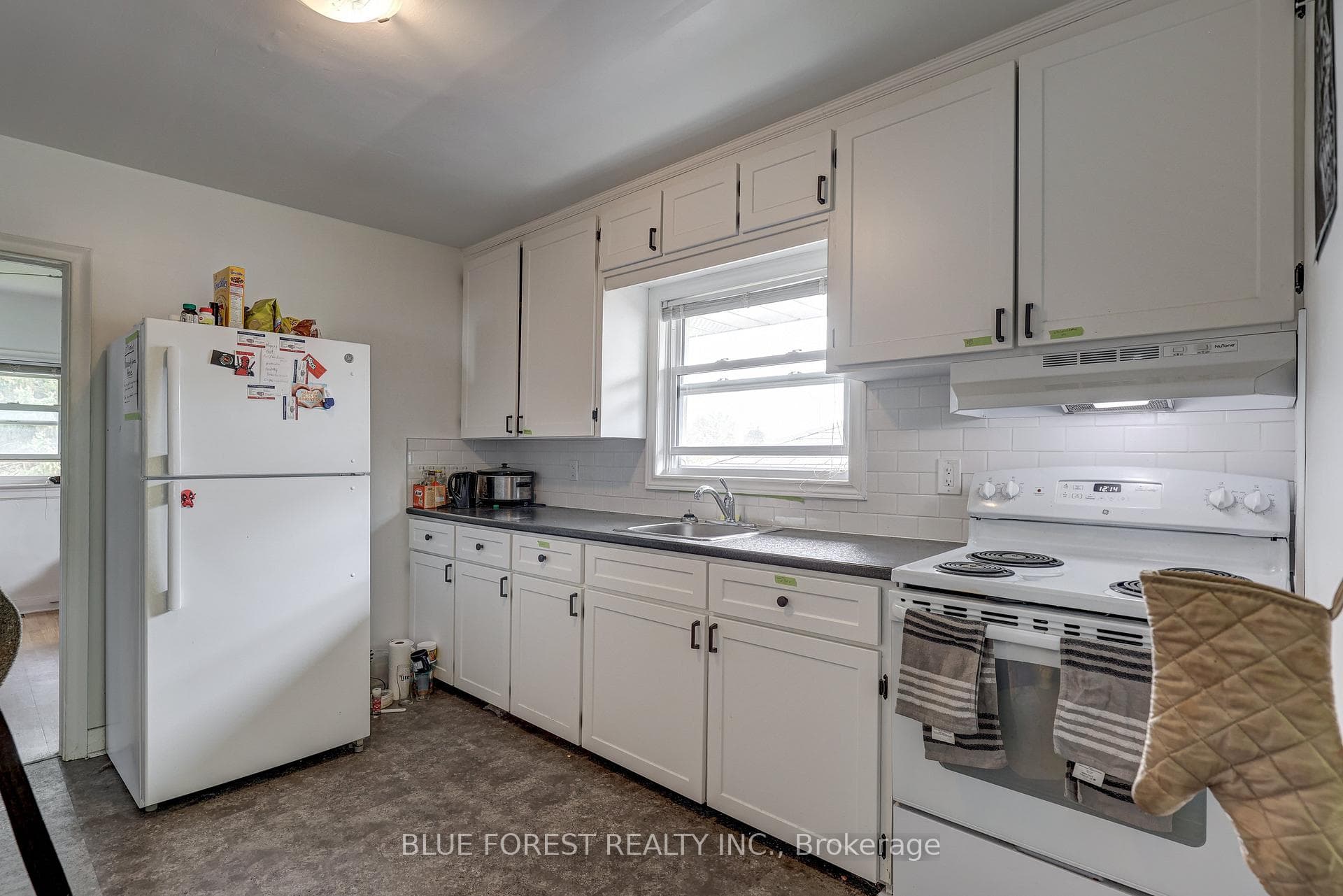 390 Thiel Street photo 24