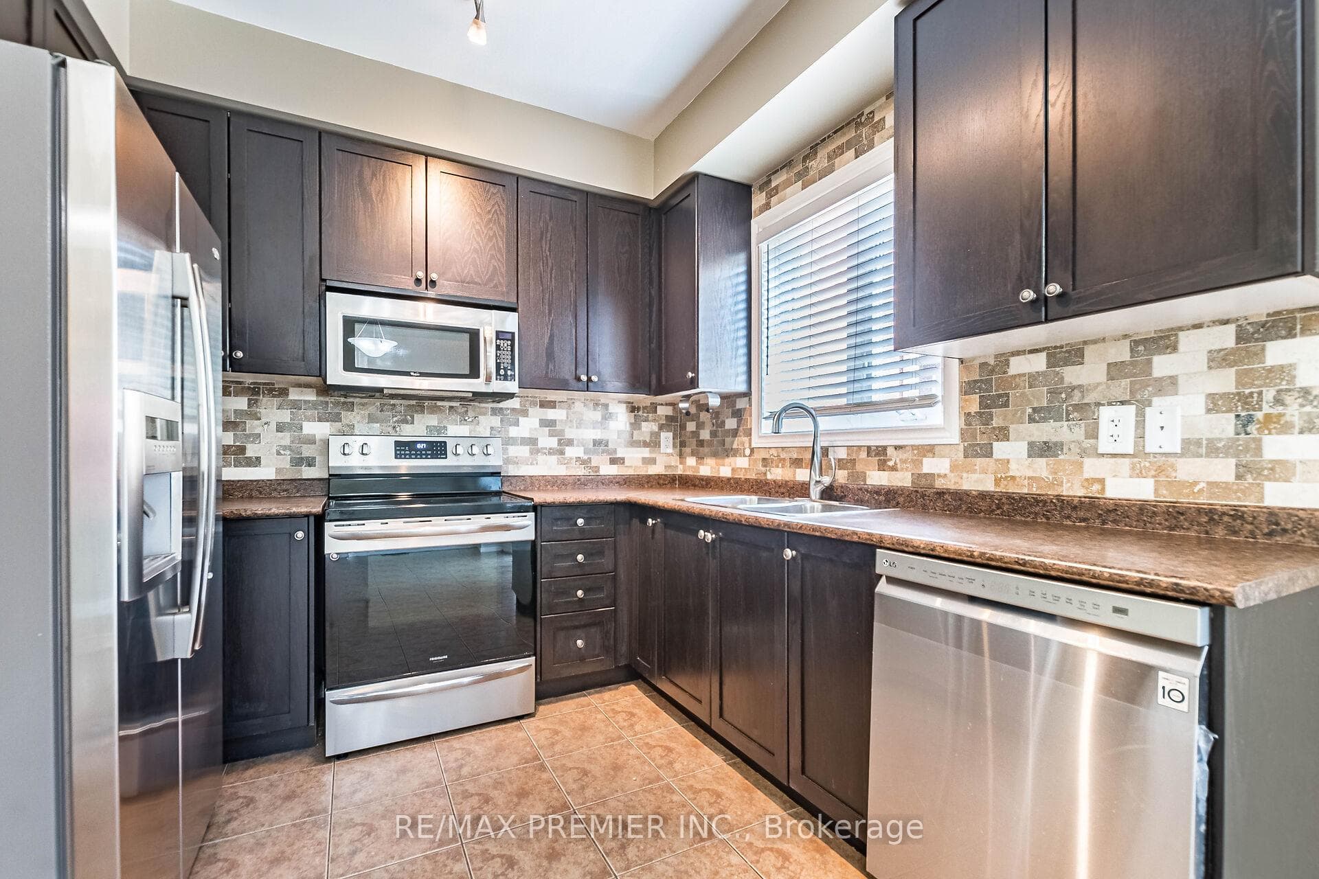 595 Grant Way photo 11