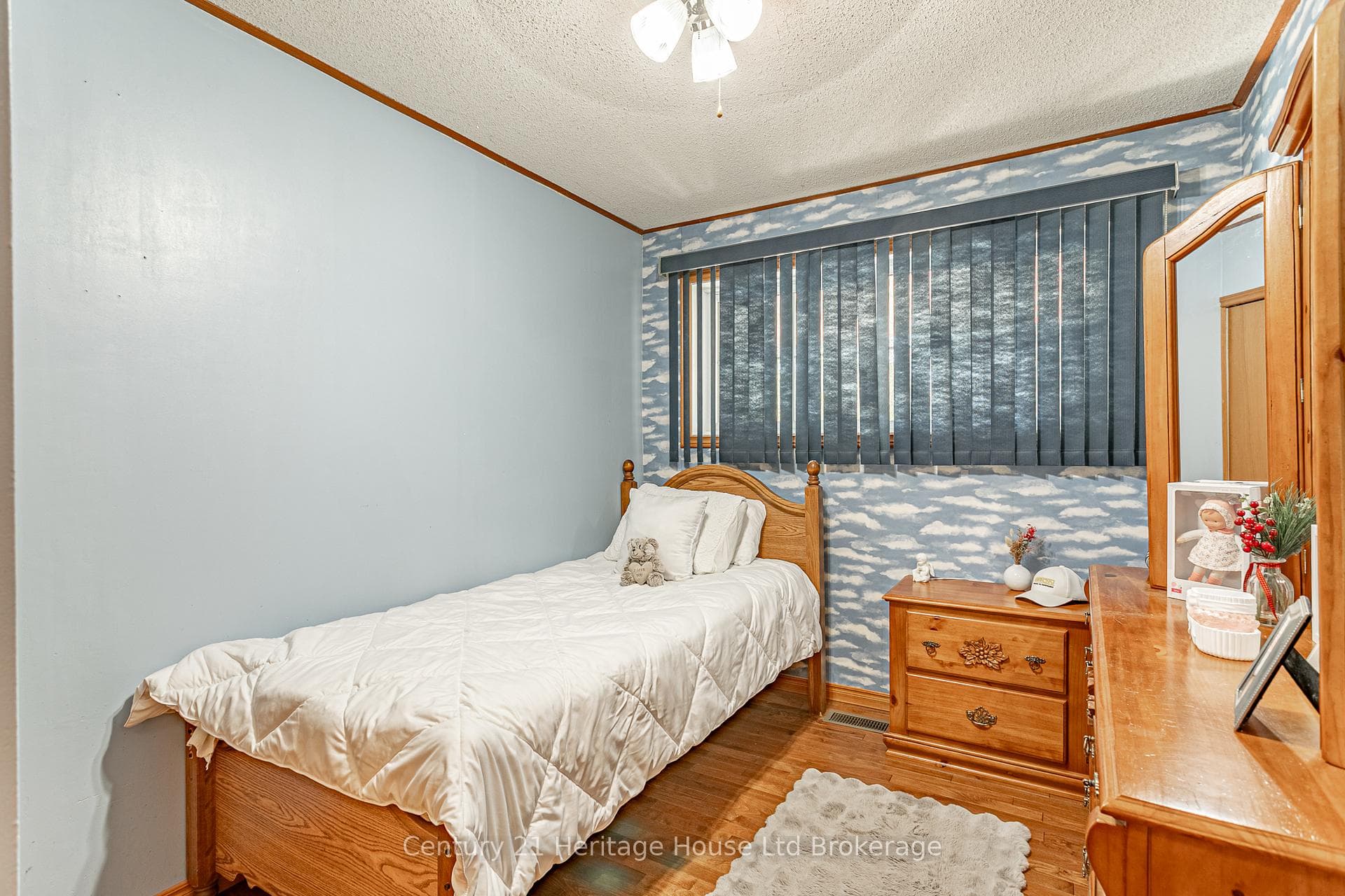 694 Queen Street photo 18