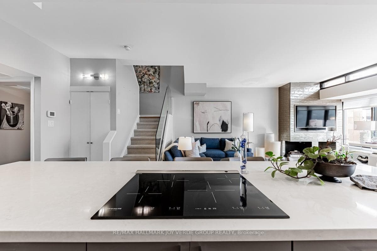 40 Oaklands Avenue Unit 335 photo 8