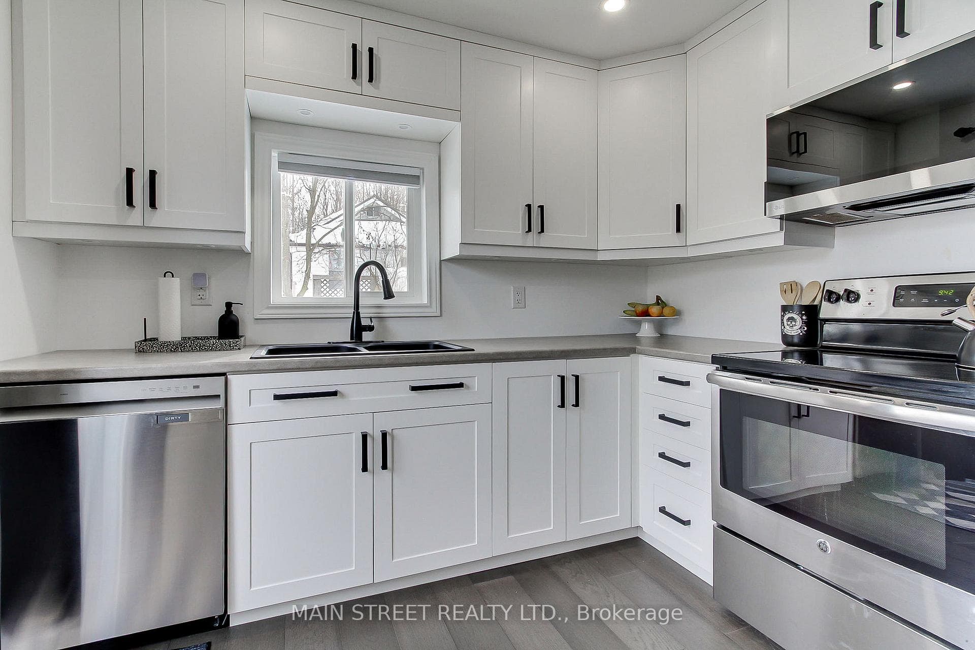 Stainless Steel Appliances, soft closing drawers