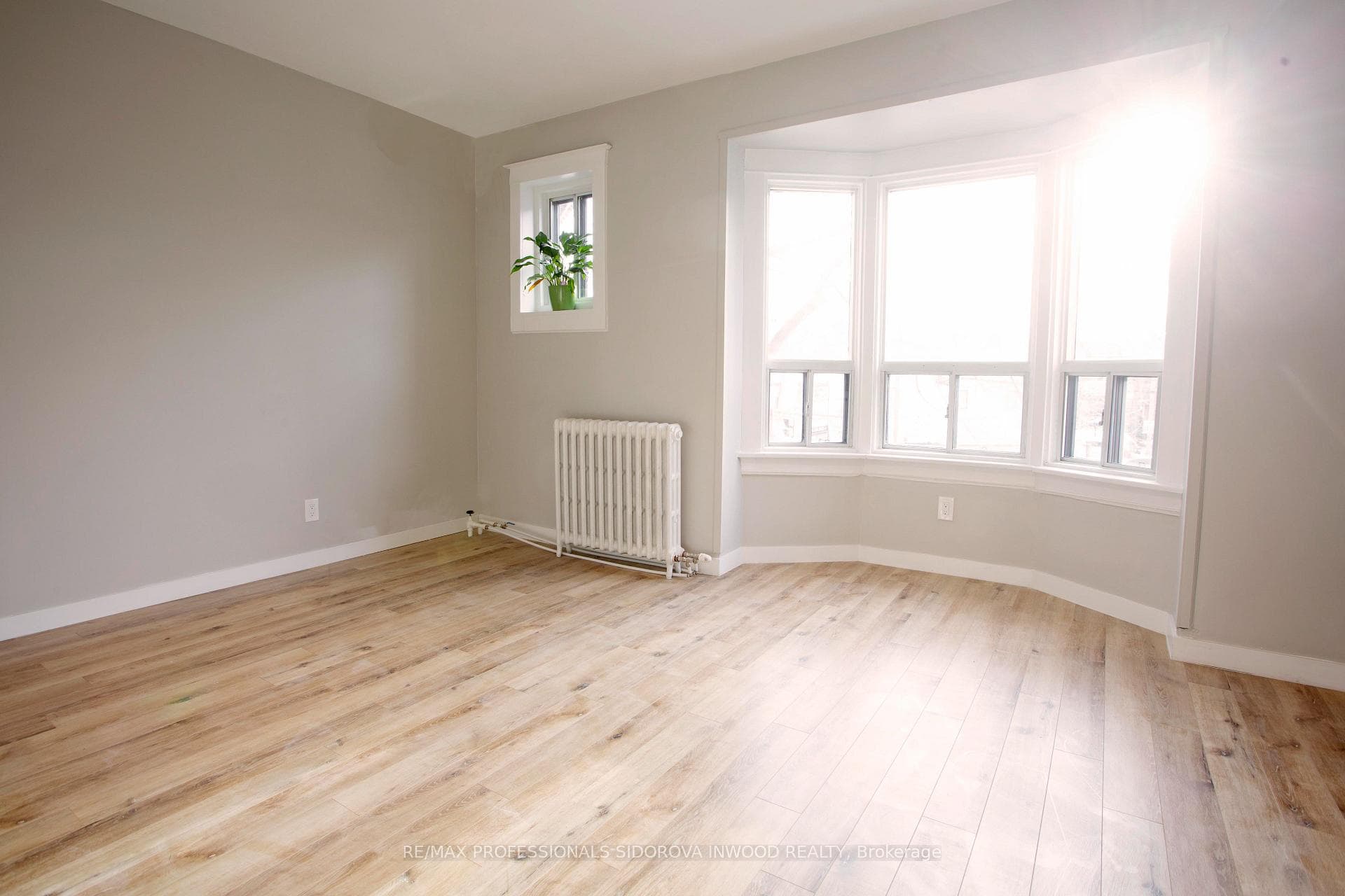 2088 Dundas Street photo 9