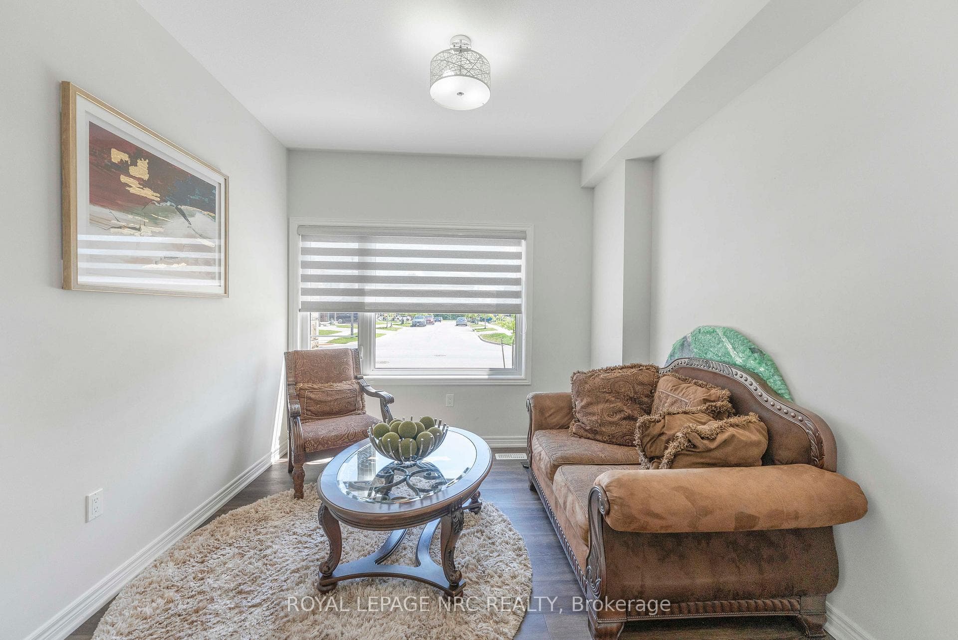 12 Swan Avenue photo 6
