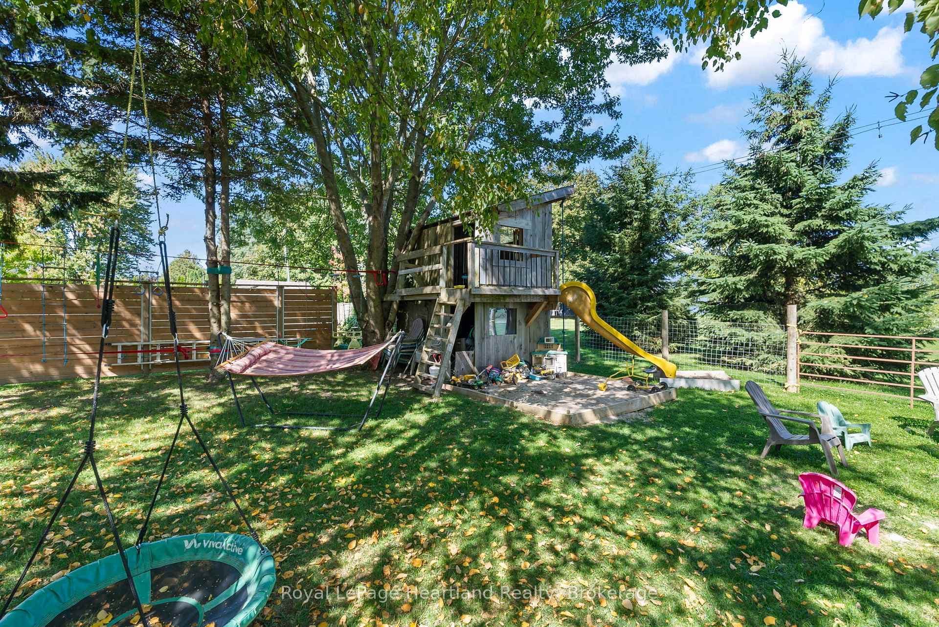 555 RAGLAN Street photo 38