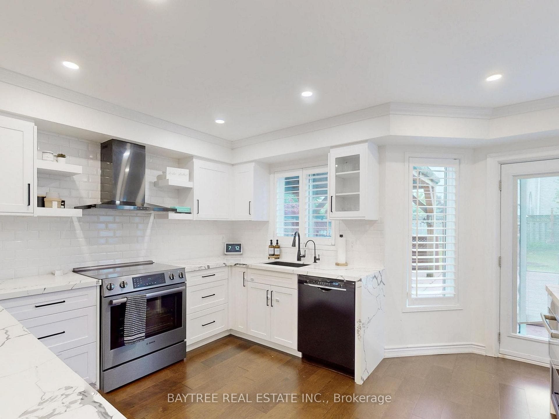 1034 Corrie Street photo 14