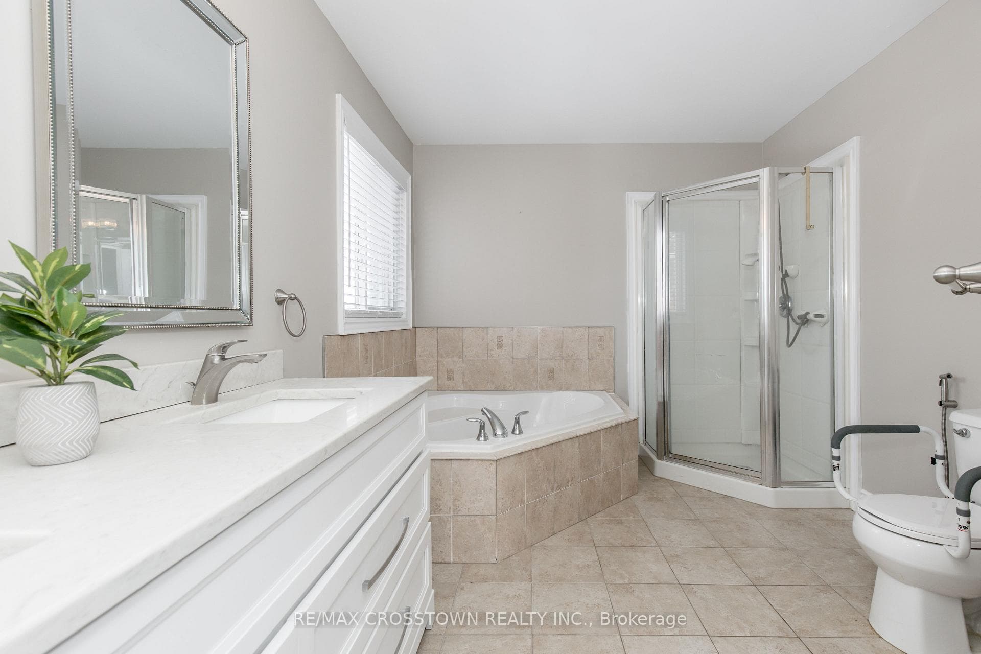 996 BOOTH Avenue Unit Upper photo 25