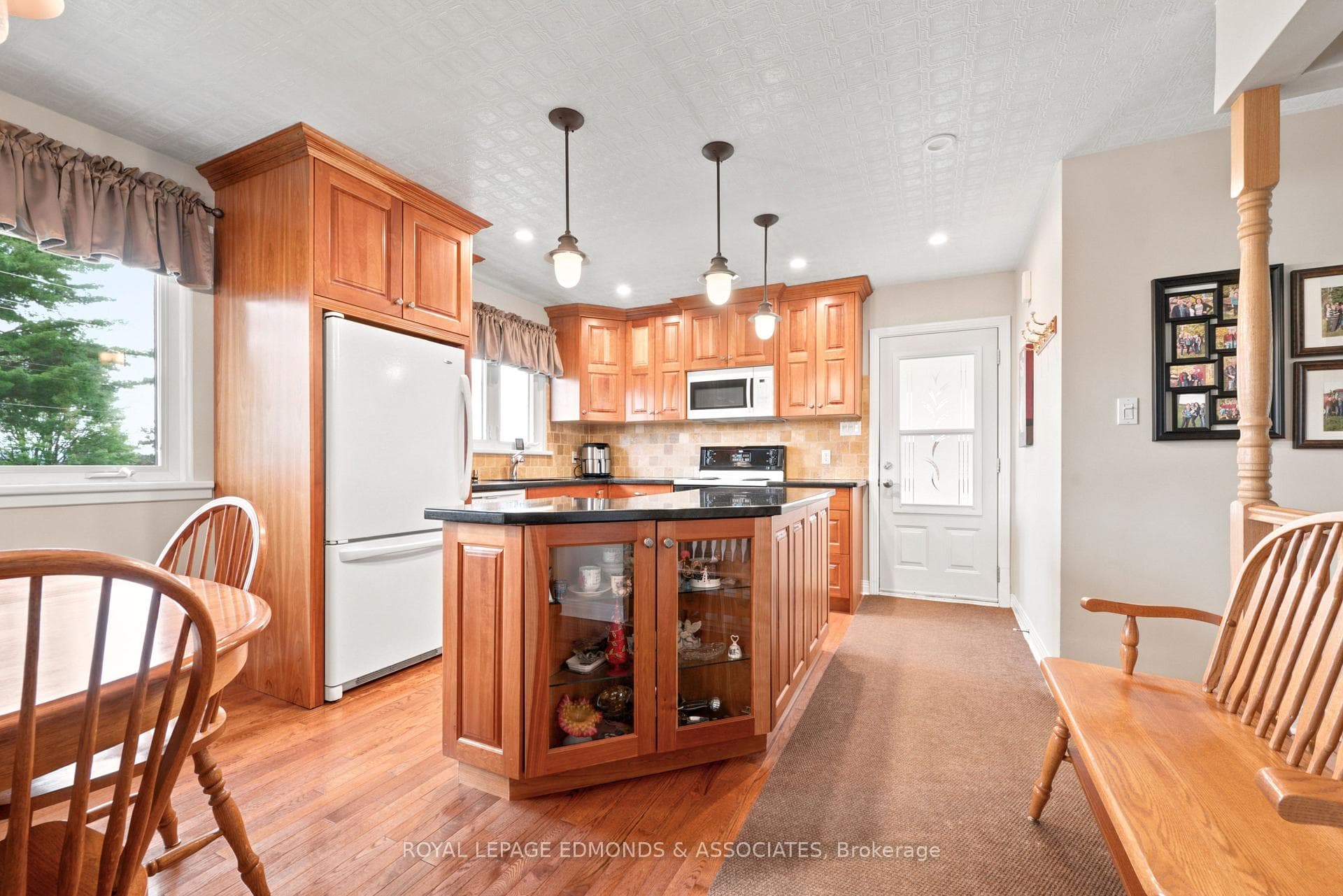 532 Herbert Street photo 16