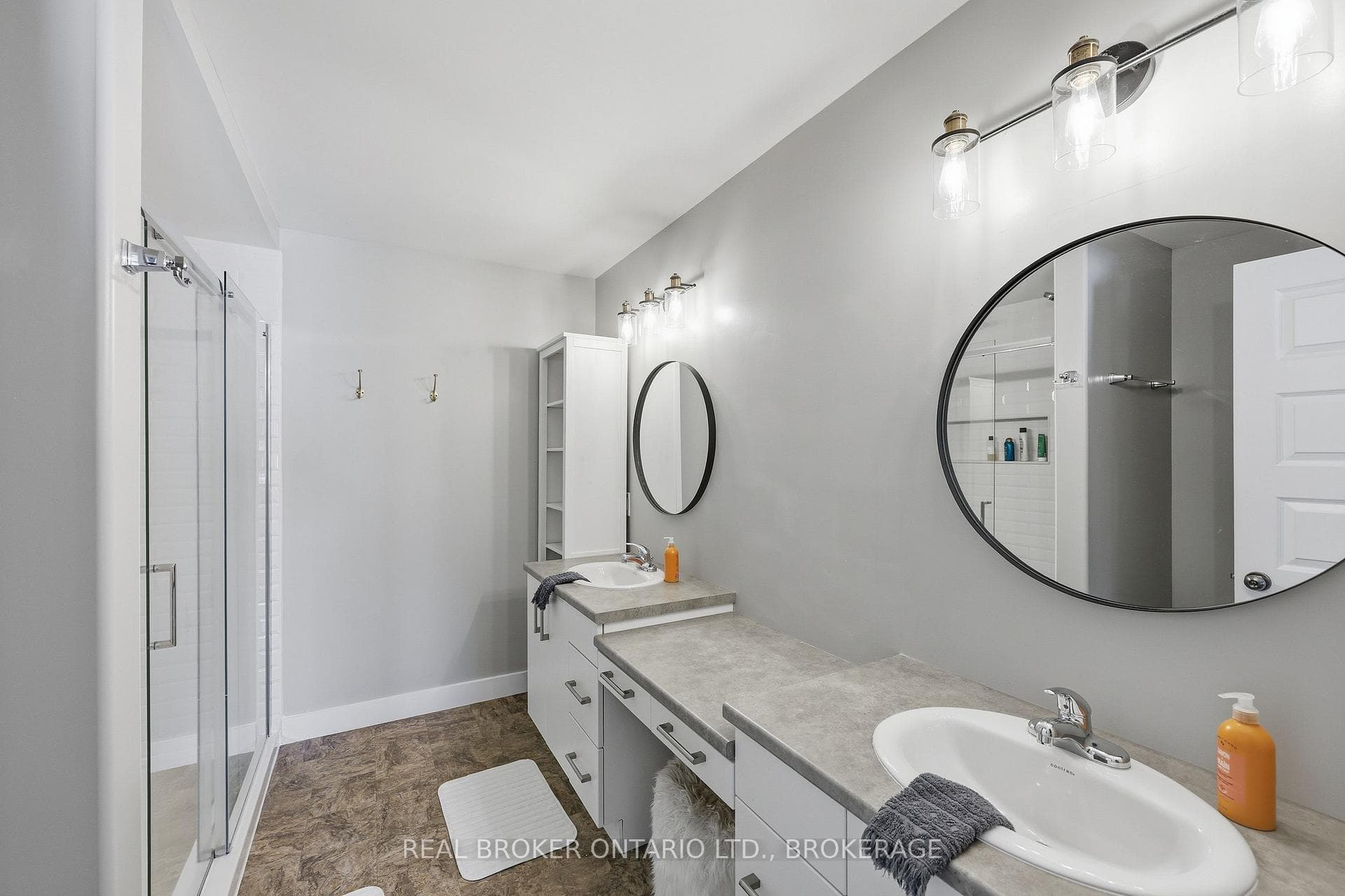 221 CLIPPER Court photo 32