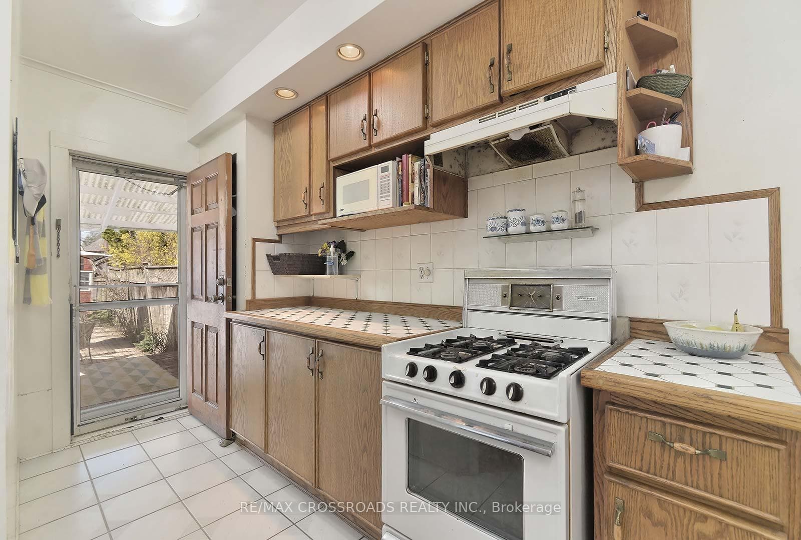 160 King Edward Avenue photo 10