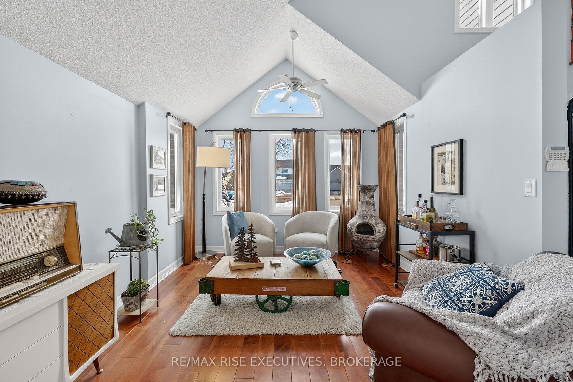 26 Miller Place photo 4