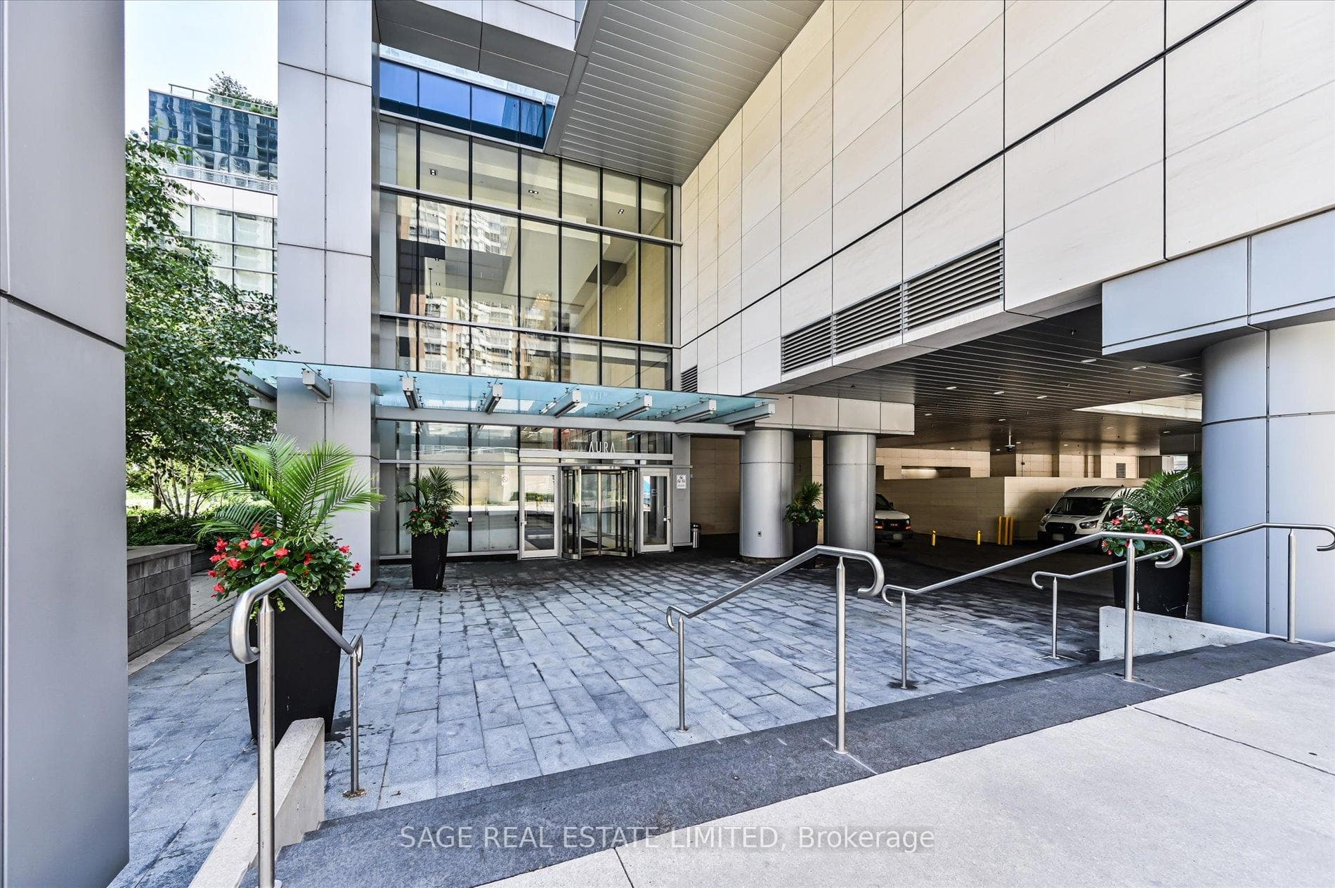 388 Yonge Street Unit 6814 photo 3