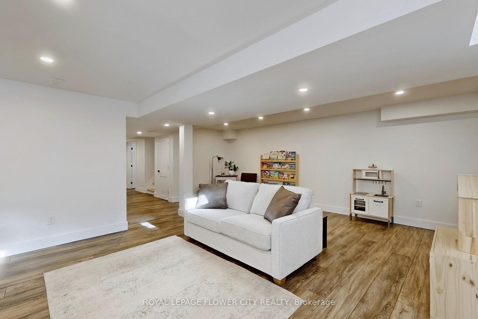 596 Grant Way photo 31