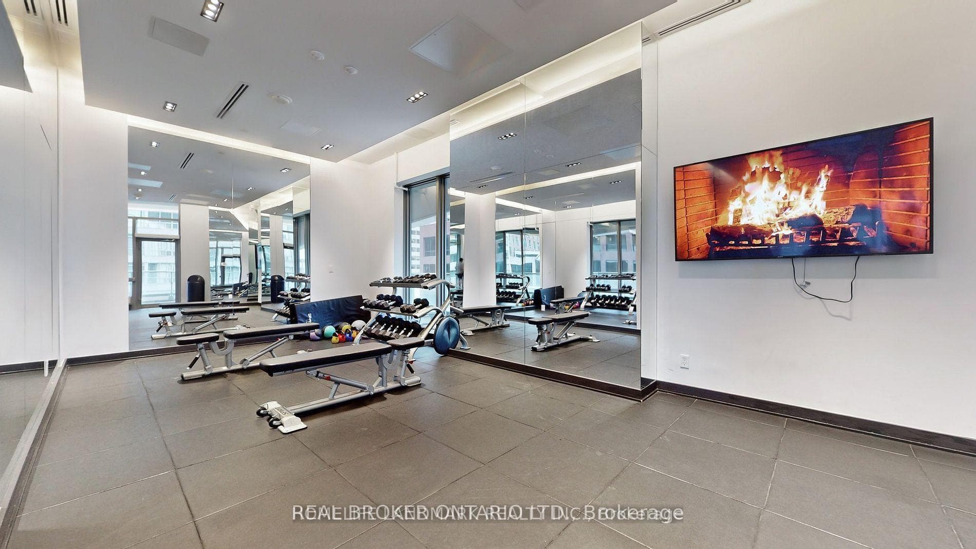 2221 Yonge Street Unit 3705 photo 3