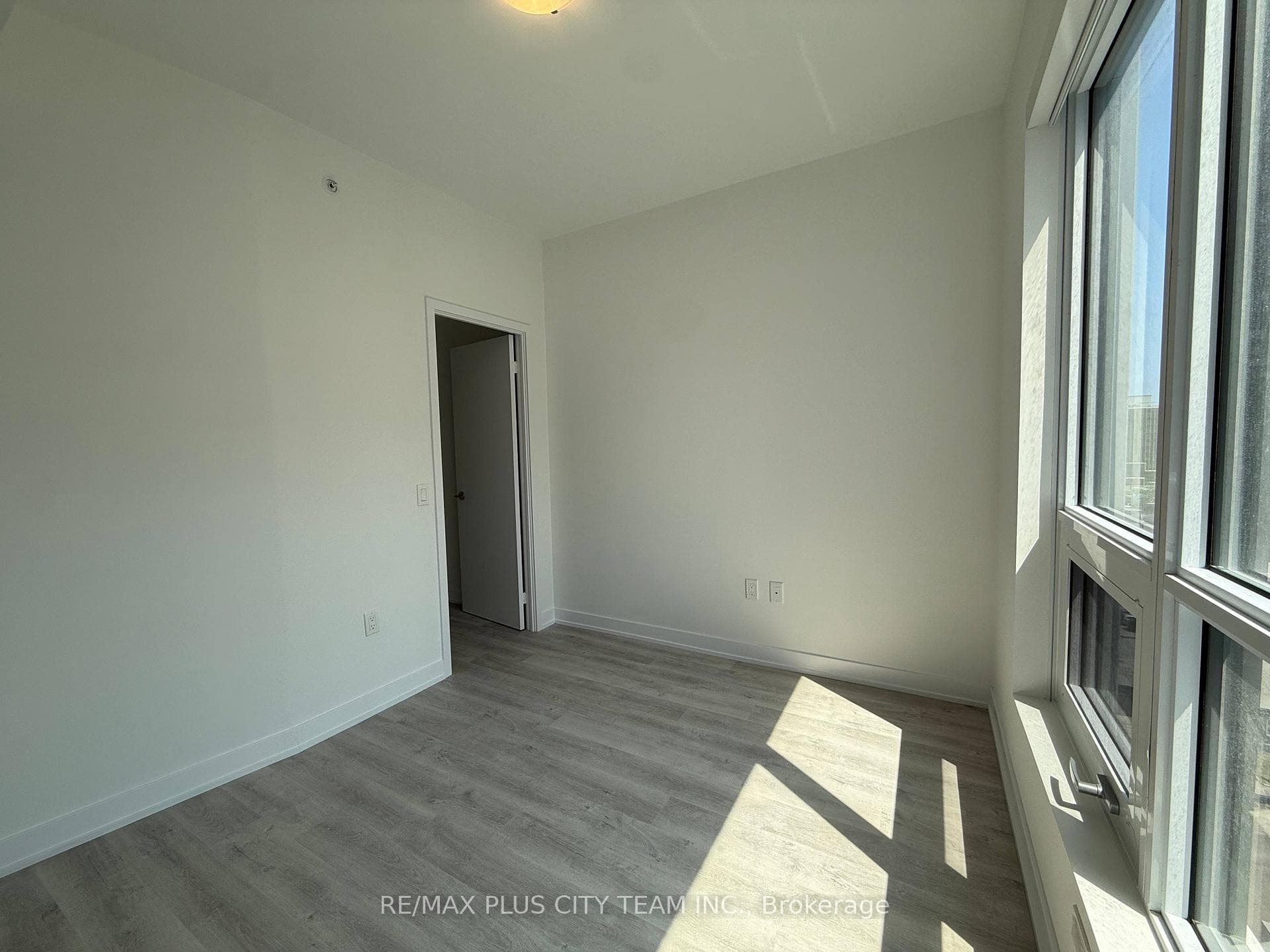 15 Richardson Street Unit 1007 photo 4