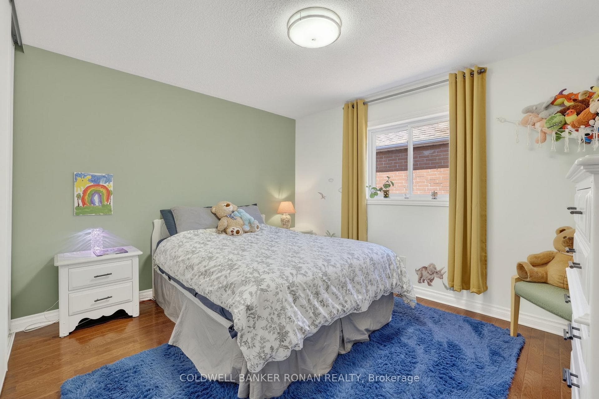 240 Howard Crescent photo 21