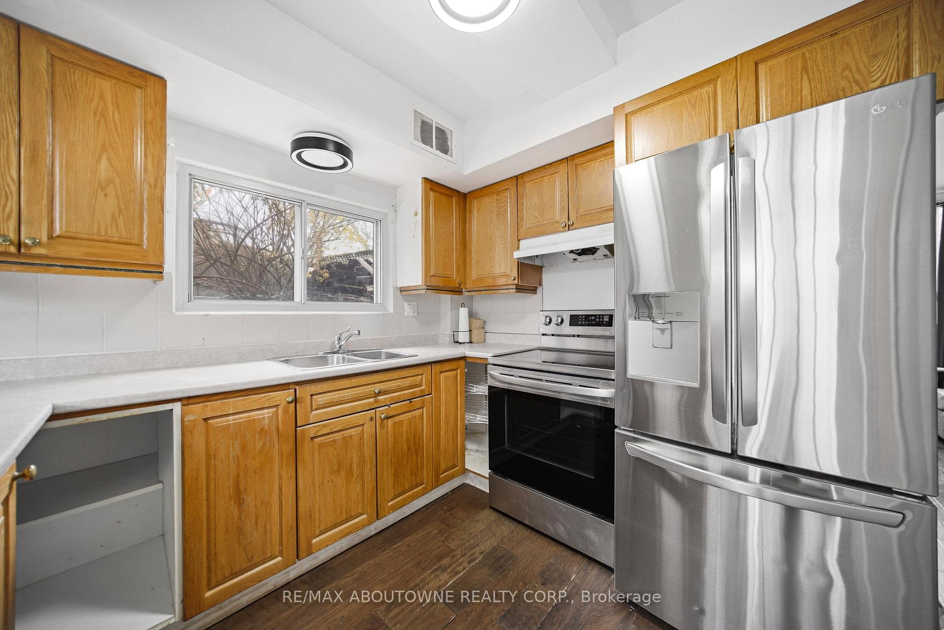 471 Seabourne Drive photo 9