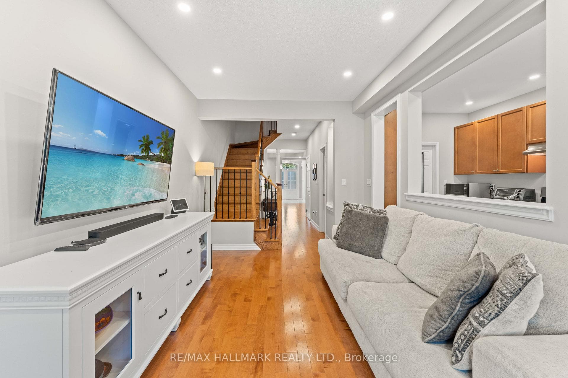 Airy Living Room Overlooking Ravine