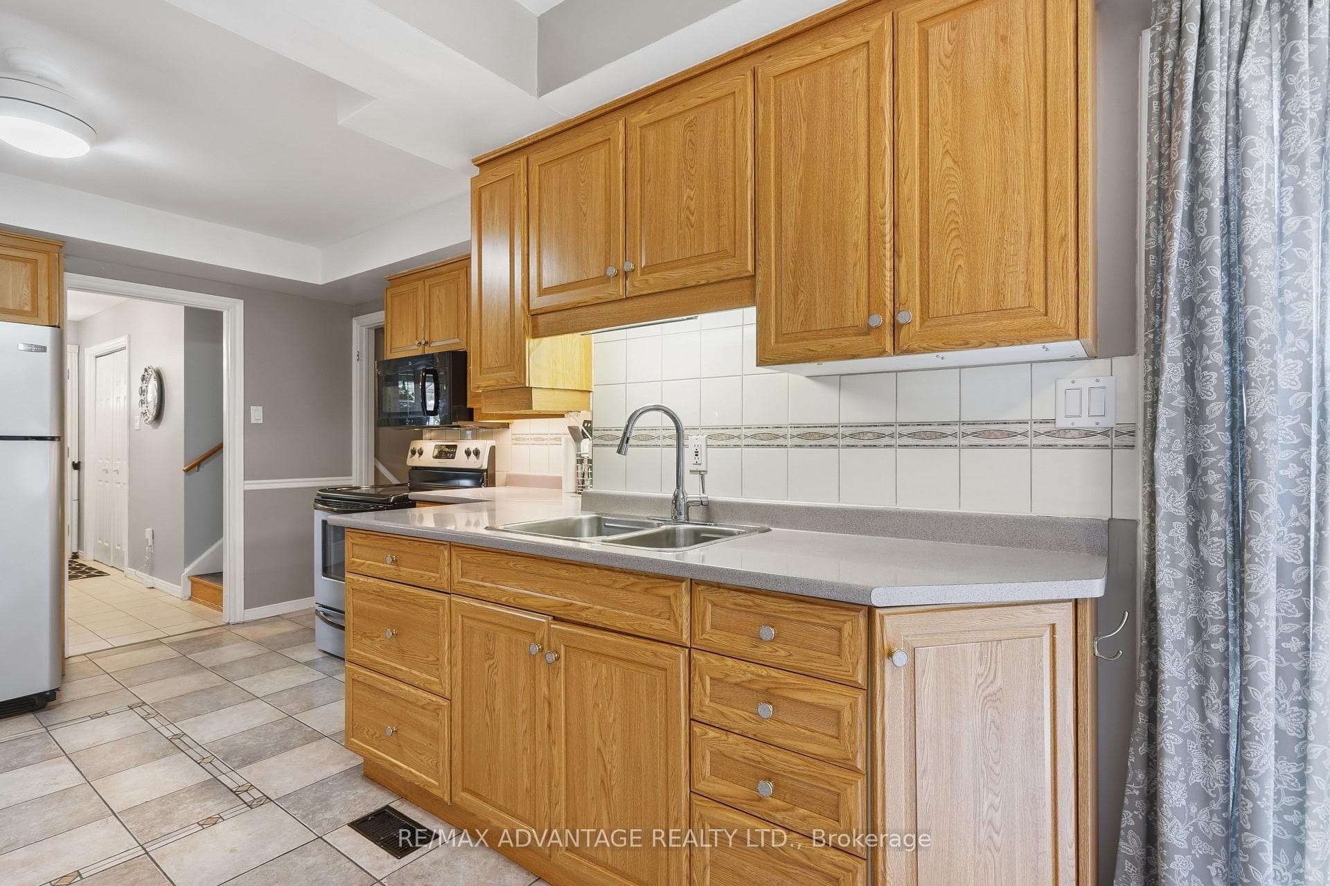 120 Champlain Crescent photo 14