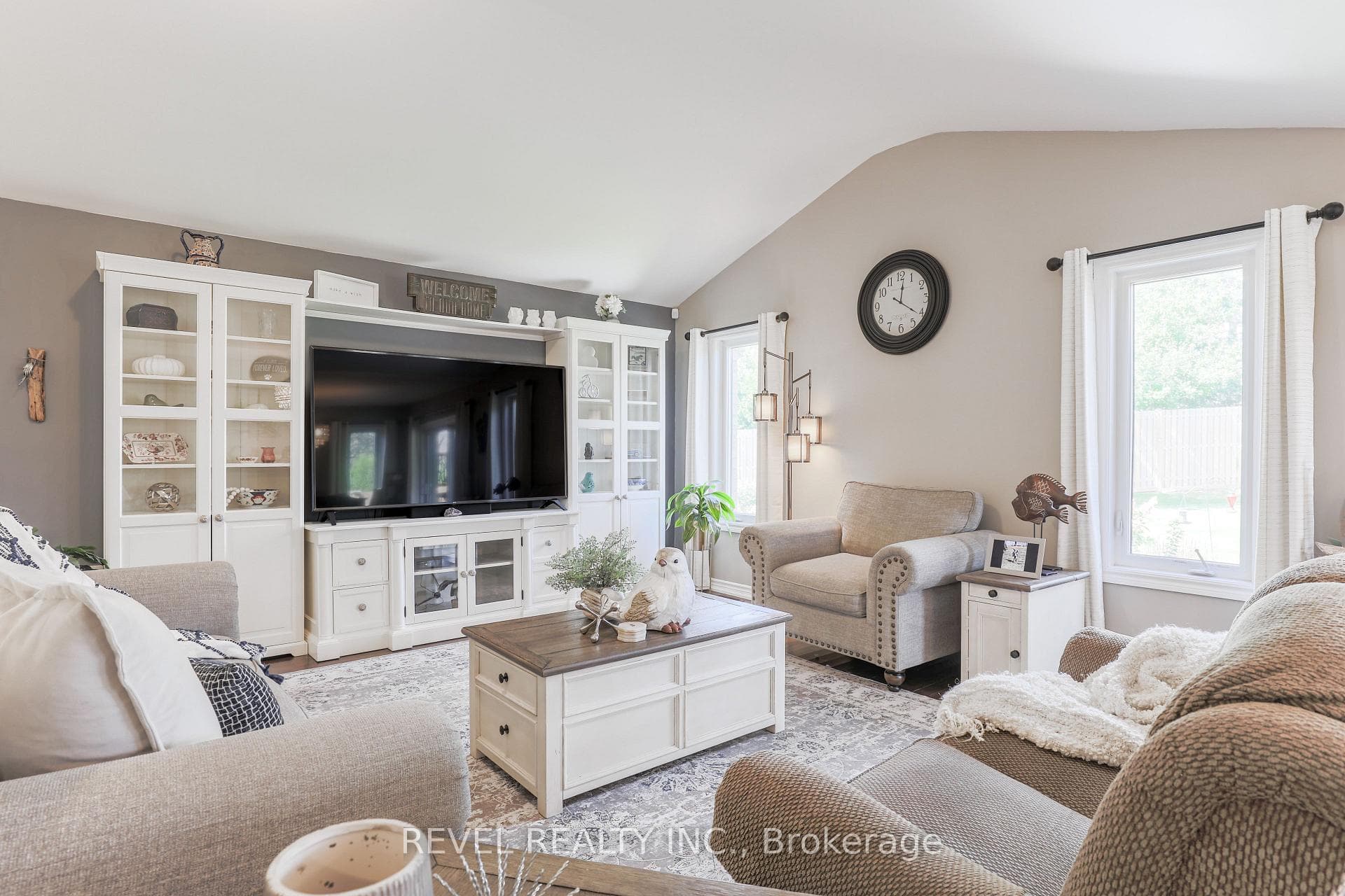 46 Claxton Crescent photo 8