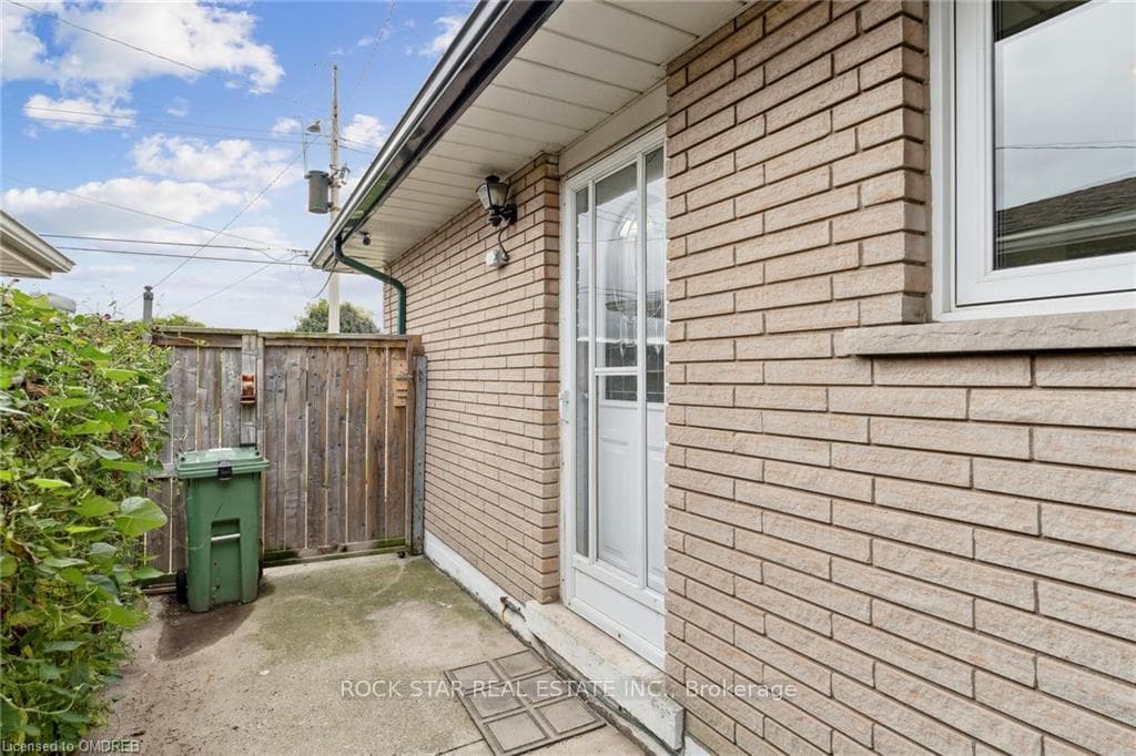 66 Victor Boulevard photo 27