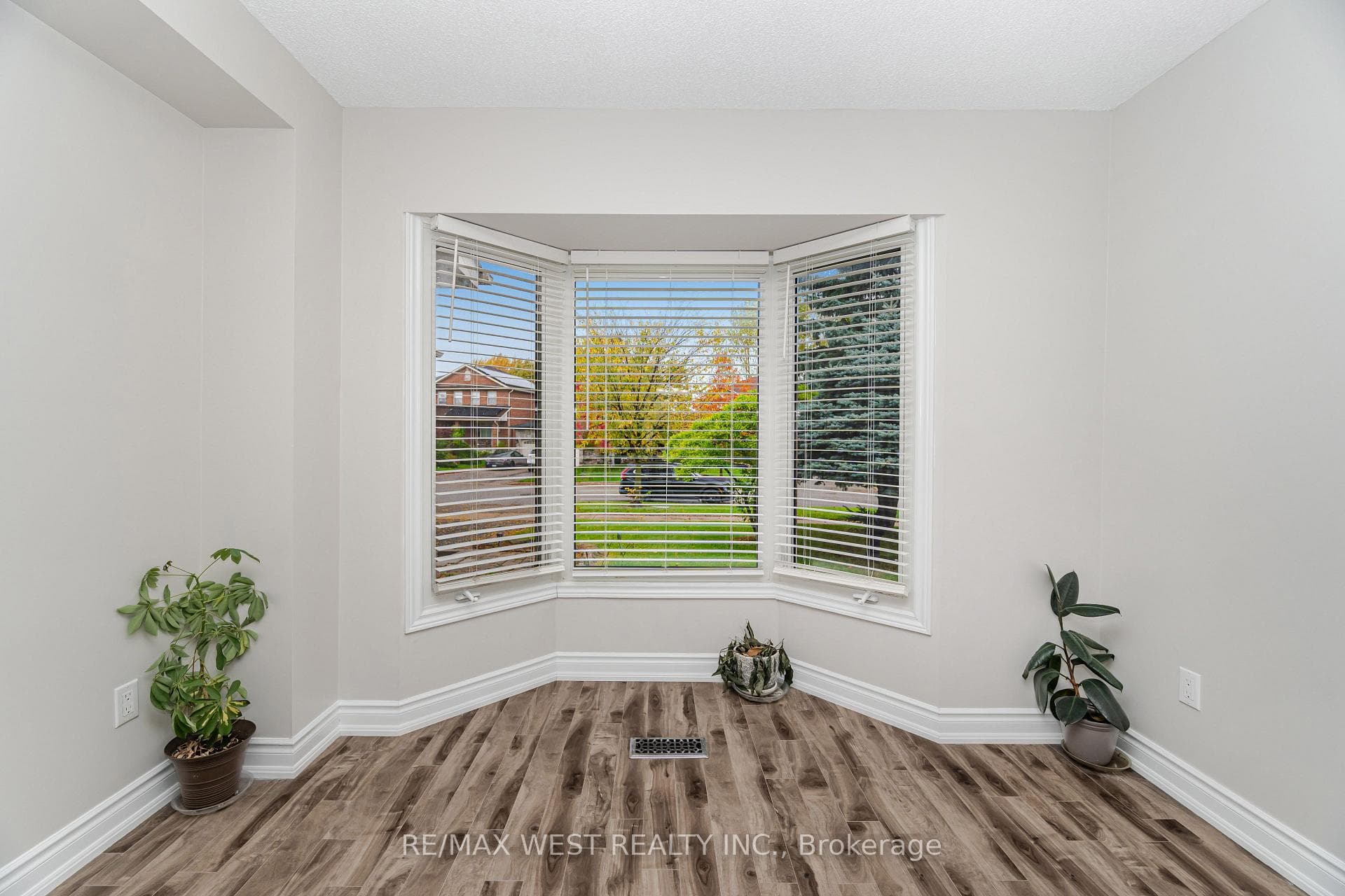 86 Dina Road photo 11